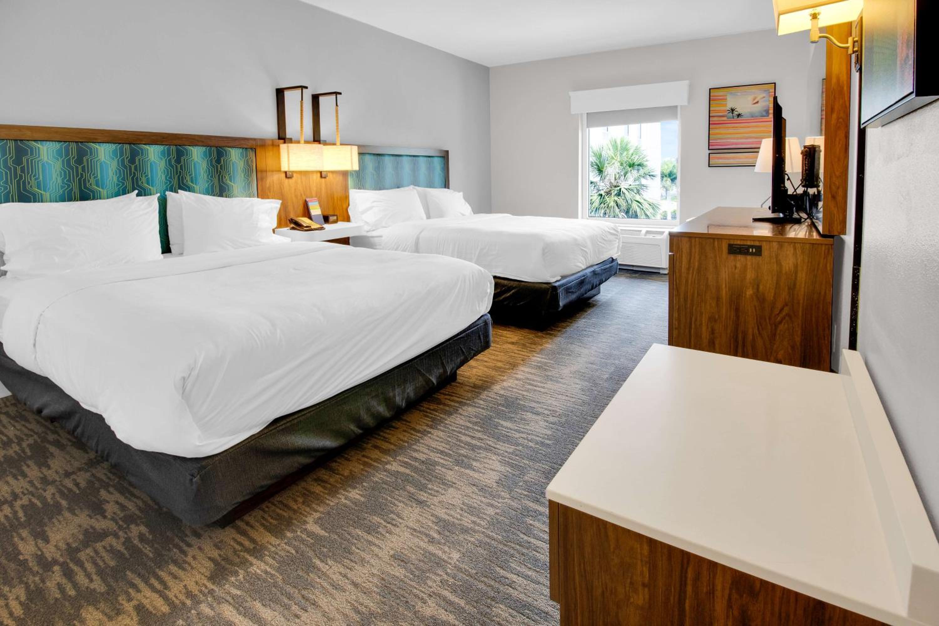 Room with Two Queen Beds - Non-Smoking - Photo 6