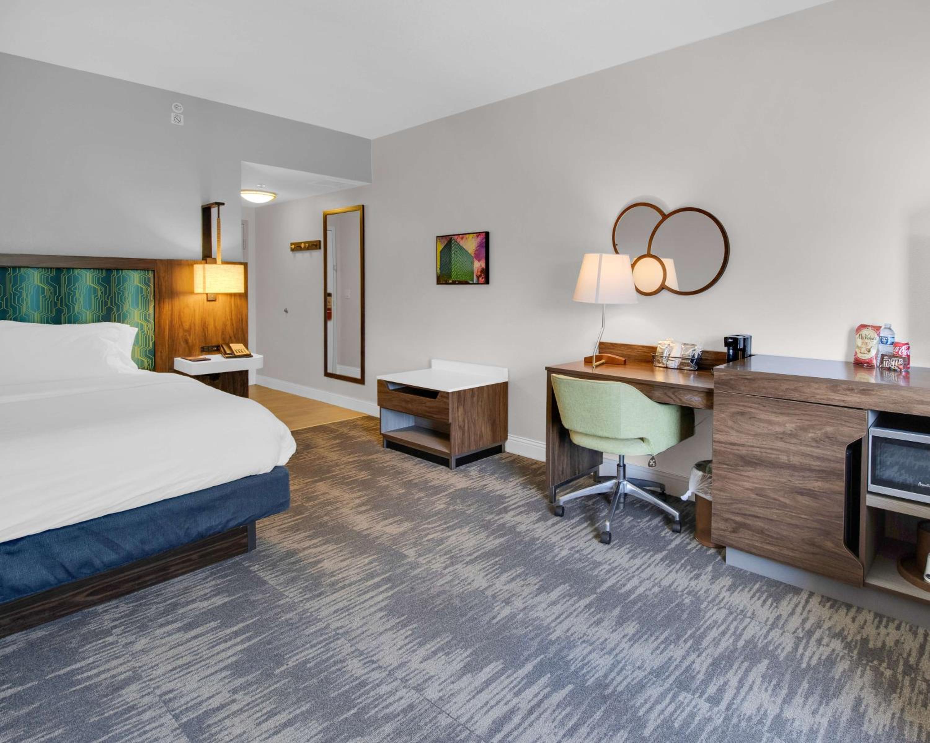 Premium King Room with Sofa Bed - Non-Smoking - Photo 2