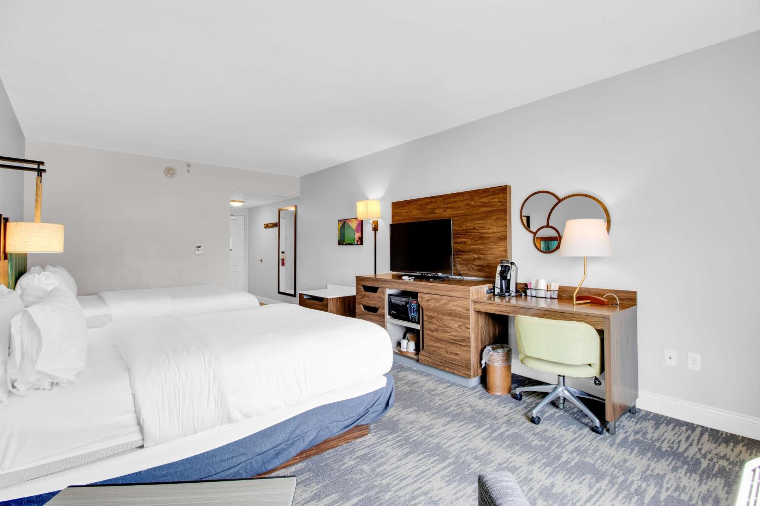 Premium Queen Studio with Two Queen Beds - Non-Smoking - Photo 5