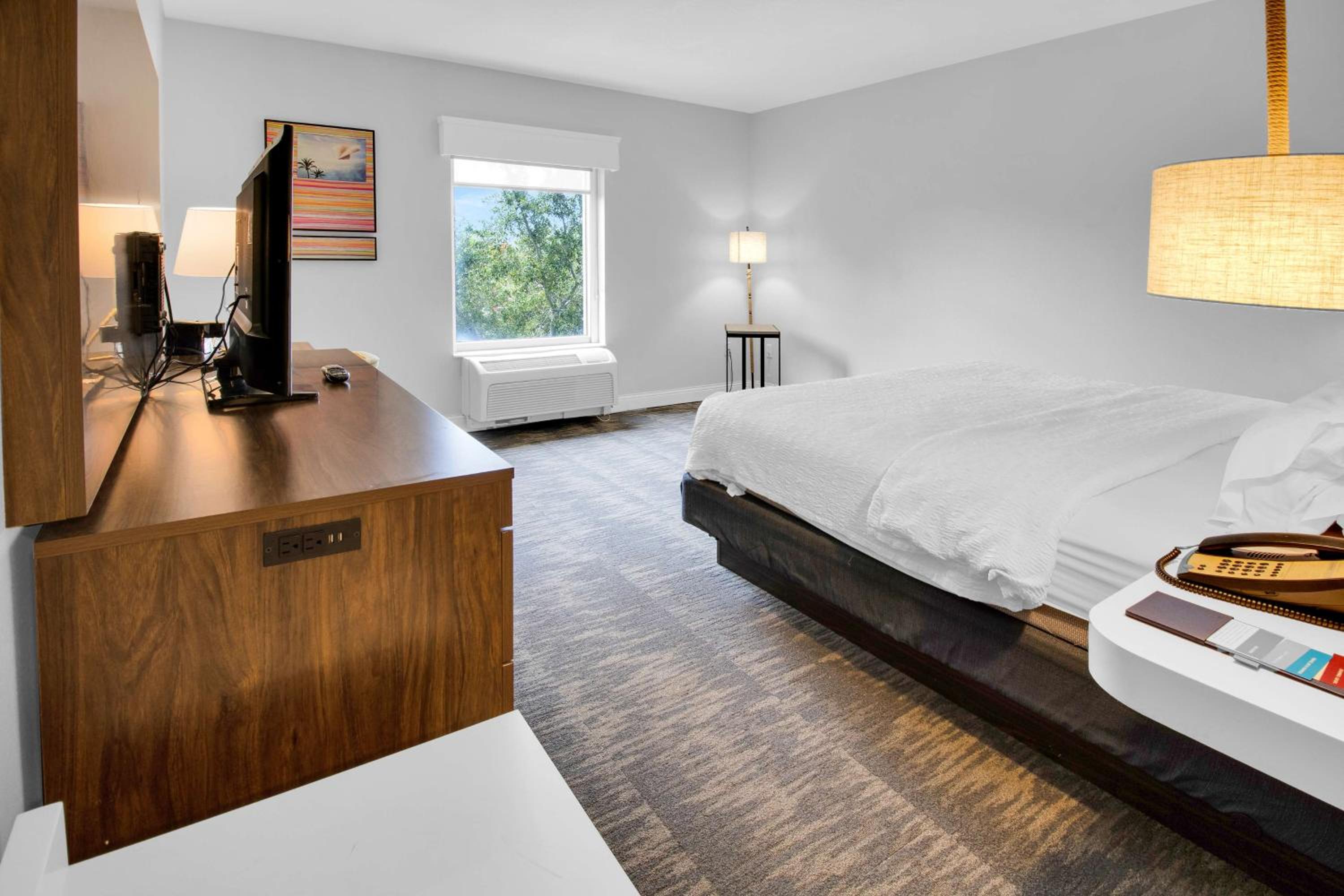 King Room with King Bed - Non-Smoking - Photo 6