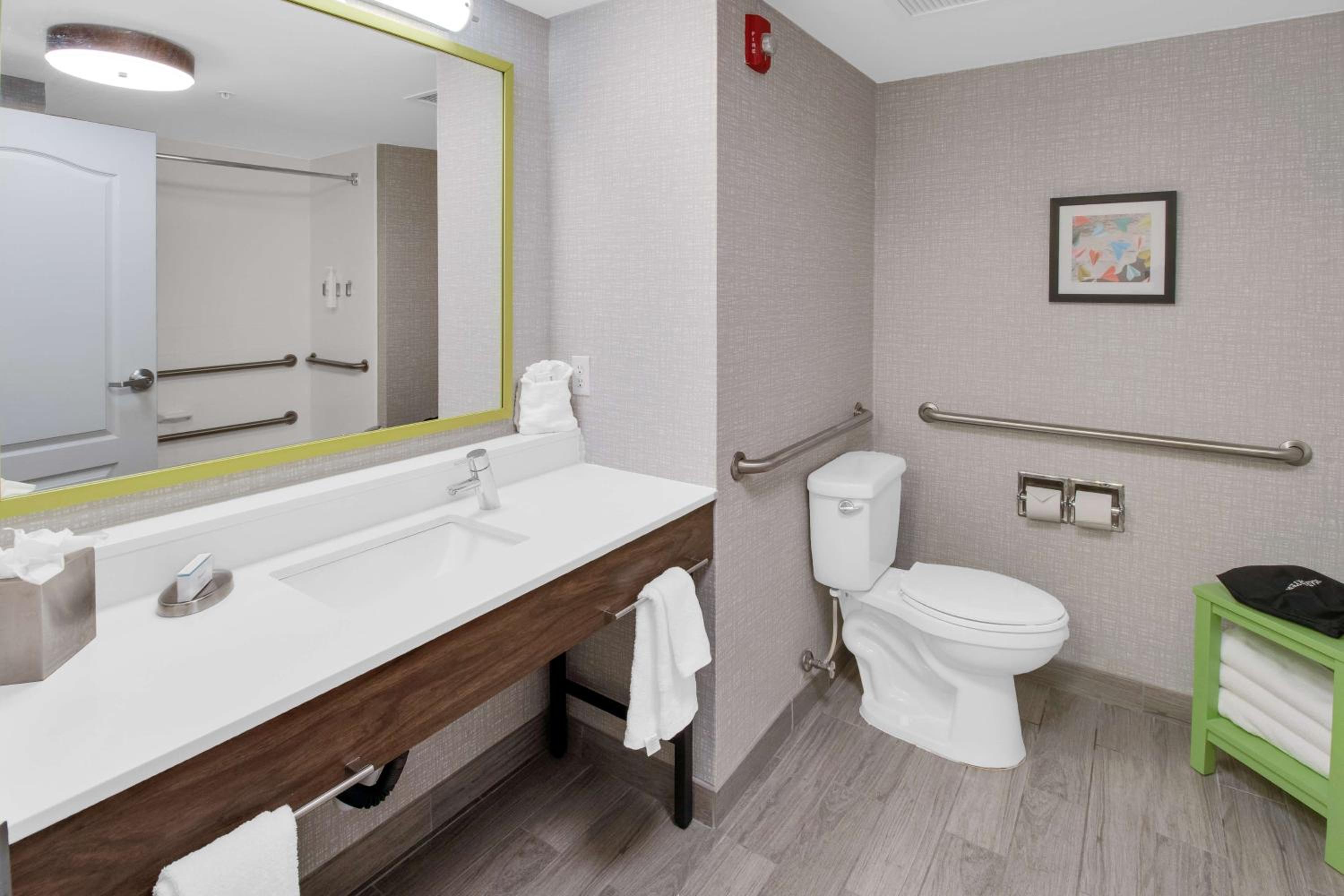 King Room with Accessible Tub - Mobility and Hearing Access/Non-Smoking - Photo 2