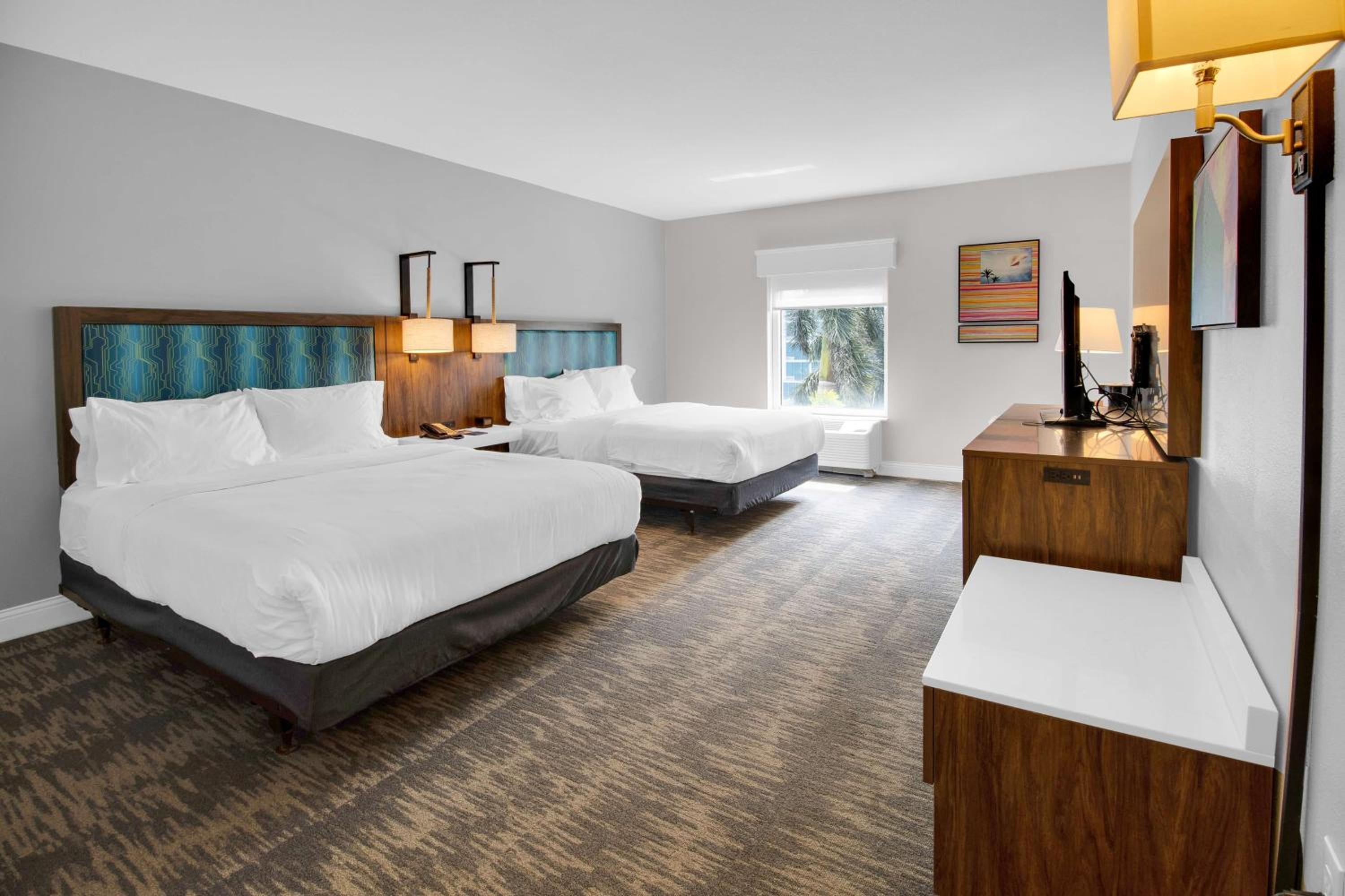 Double Room with Two Queen Beds and Bath Tub - Mobility and Hearing Access/Non-Smoking - Photo 6