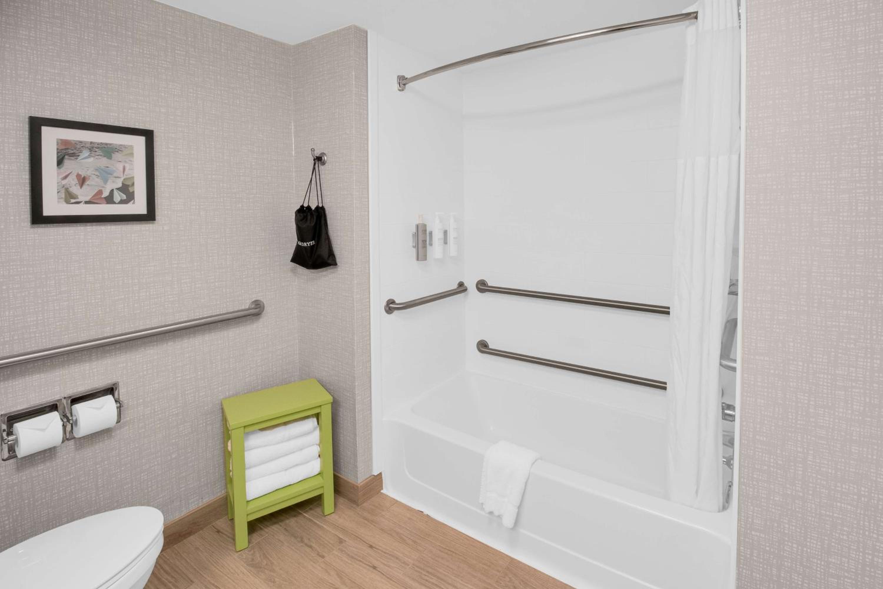 Double Room with Two Queen Beds and Bath Tub - Mobility and Hearing Access/Non-Smoking - Photo 11