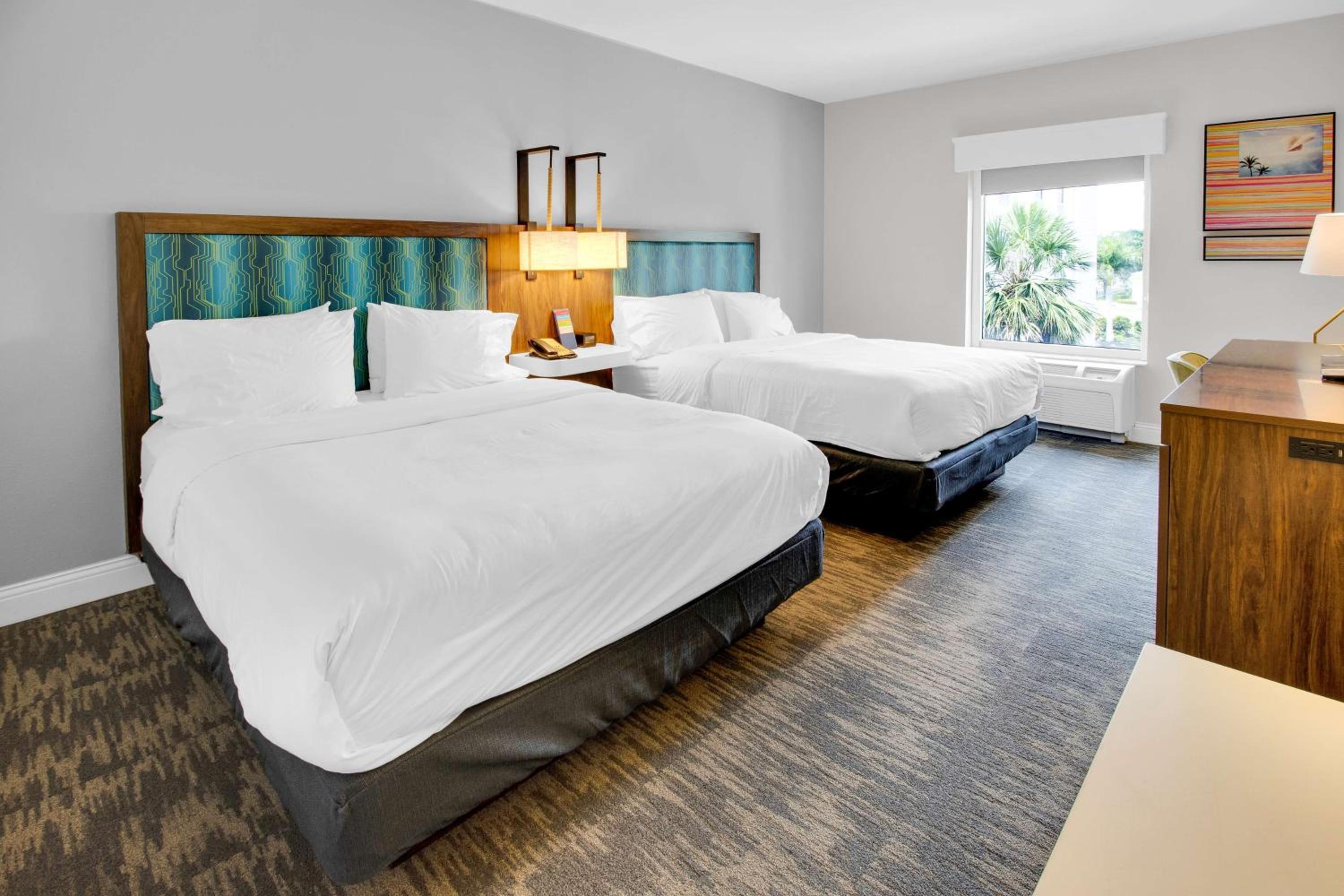Double Room with Two Queen Beds and Bath Tub - Mobility and Hearing Access/Non-Smoking - Photo 5