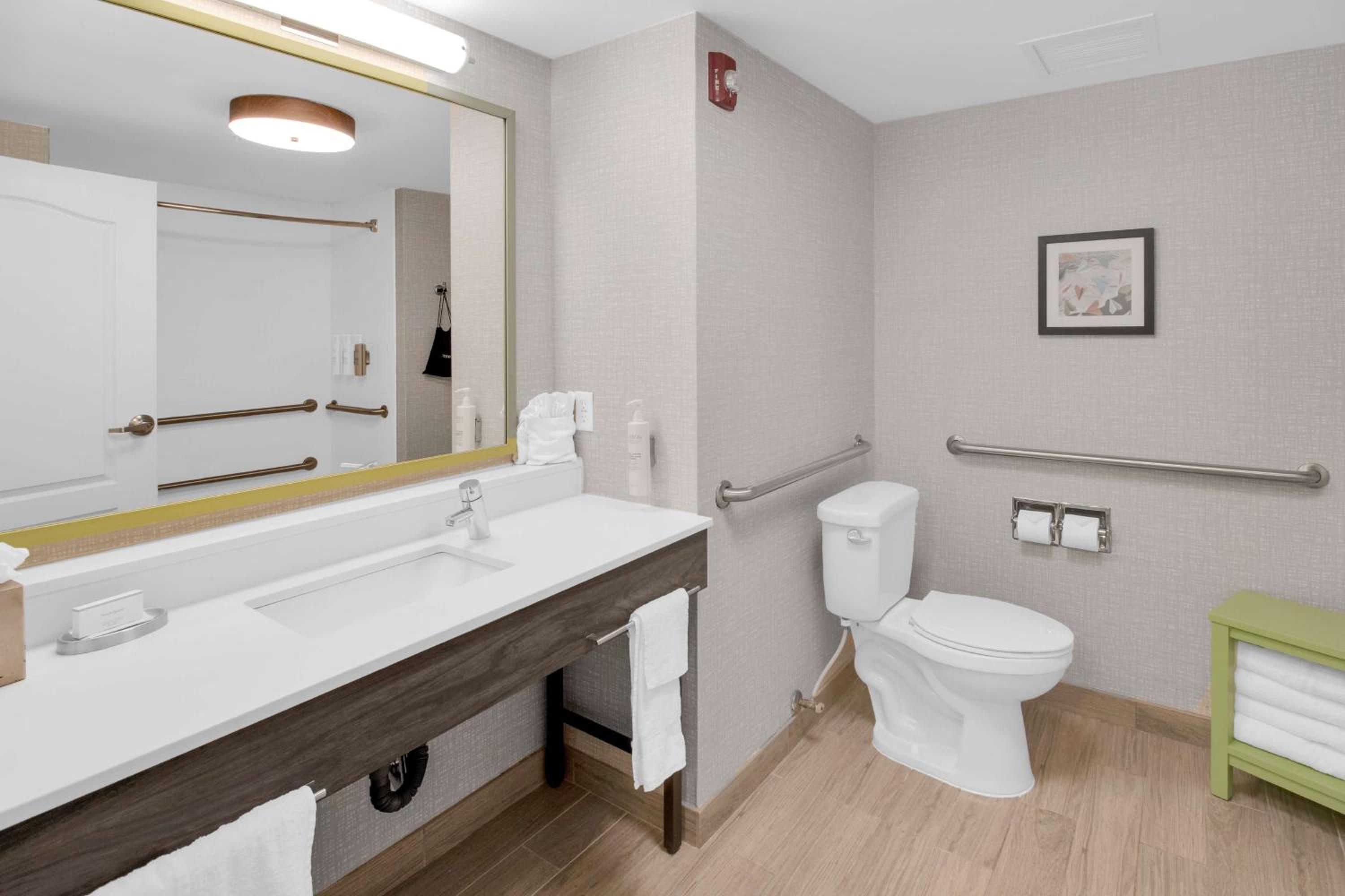 Double Room with Two Queen Beds and Bath Tub - Mobility and Hearing Access/Non-Smoking - Photo 8