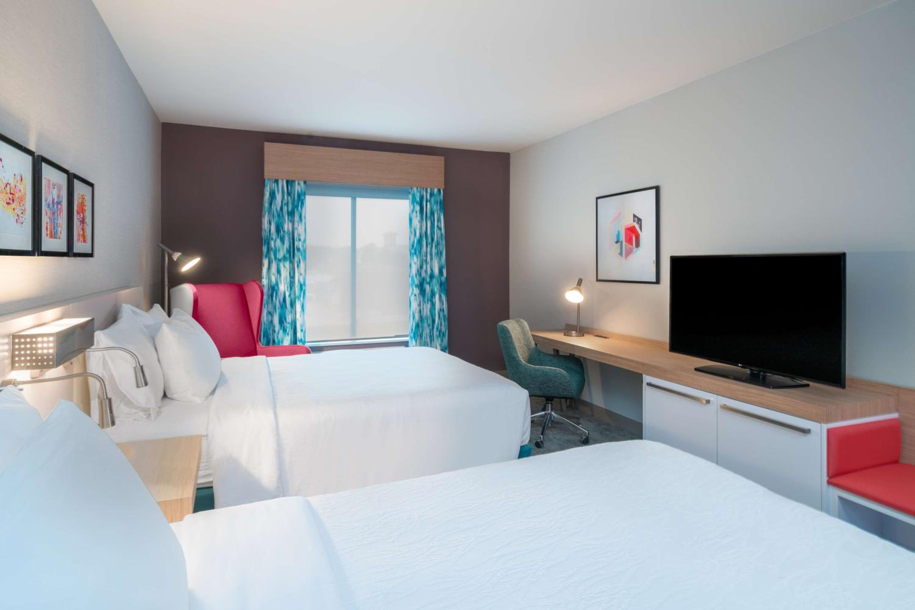 Queen Room with Two Queen Beds - Photo 3