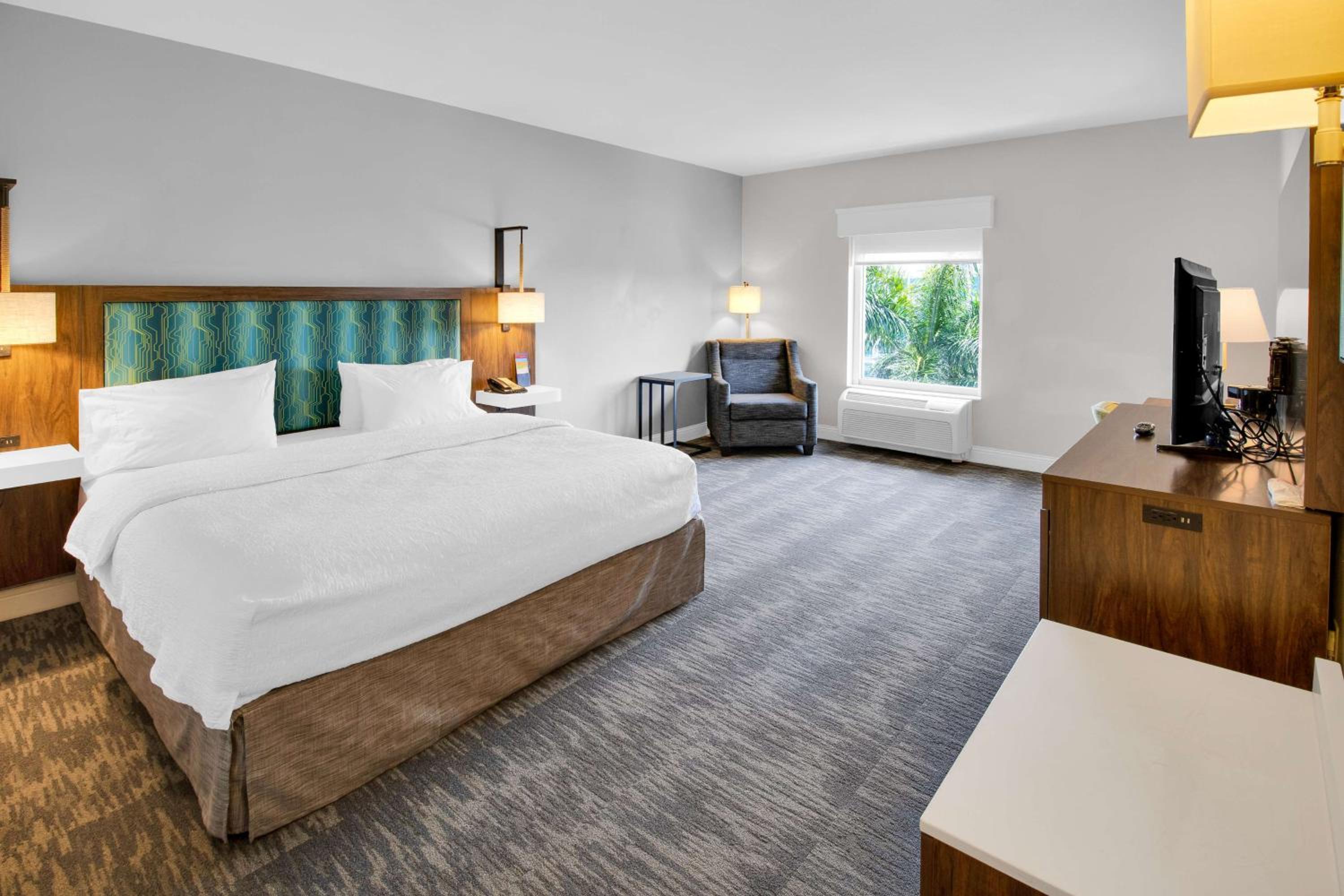 King Room with Accessible Tub - Mobility and Hearing Access/Non-Smoking - Photo 7