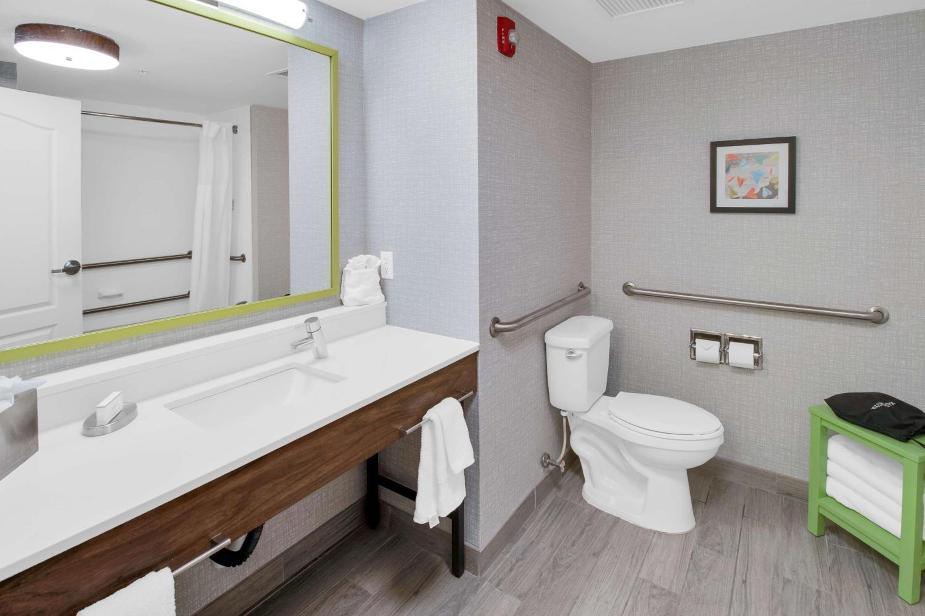 King Room with Accessible Tub - Mobility and Hearing Access/Non-Smoking - Photo 6