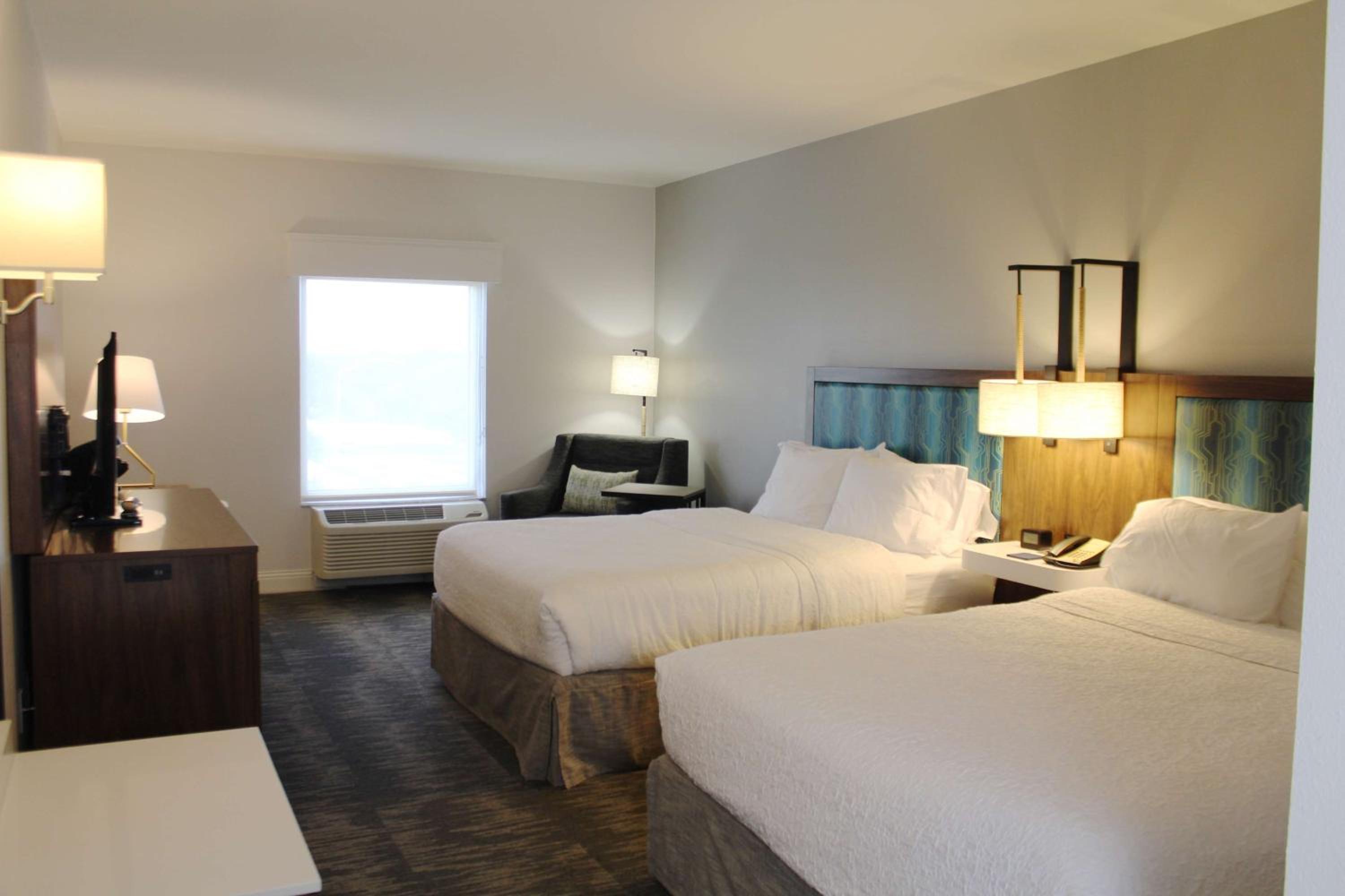 Premium Queen Studio with Two Queen Beds - Non-Smoking - Photo 7