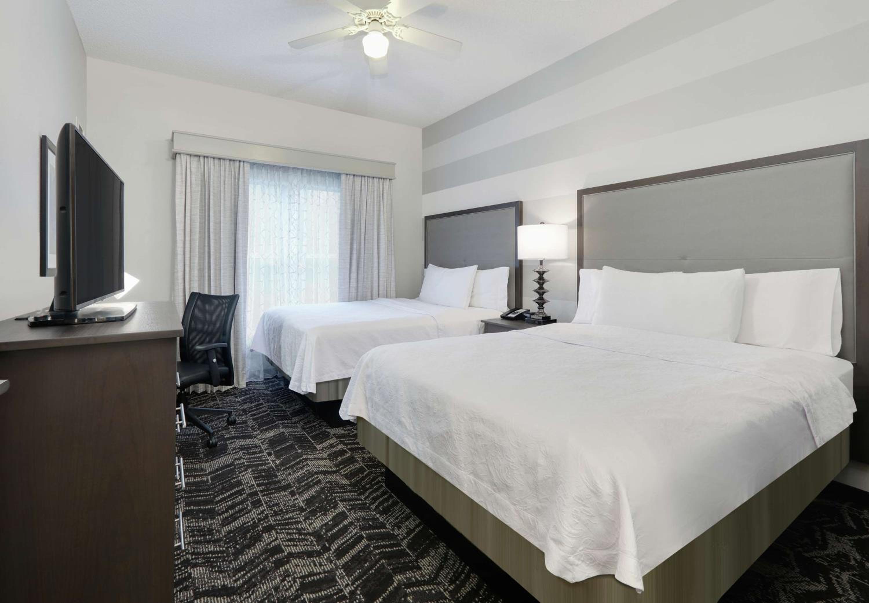Two Bedroom Suite with One King and Two Queen Beds - Non-Smoking - Photo 4