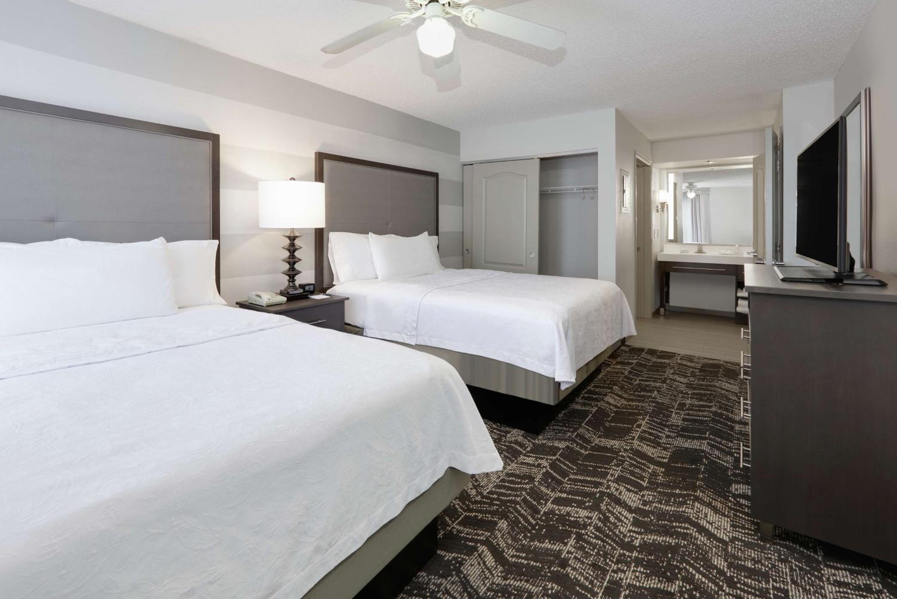 Two Bedroom Suite with One King and Two Queen Beds - Non-Smoking - Photo 9