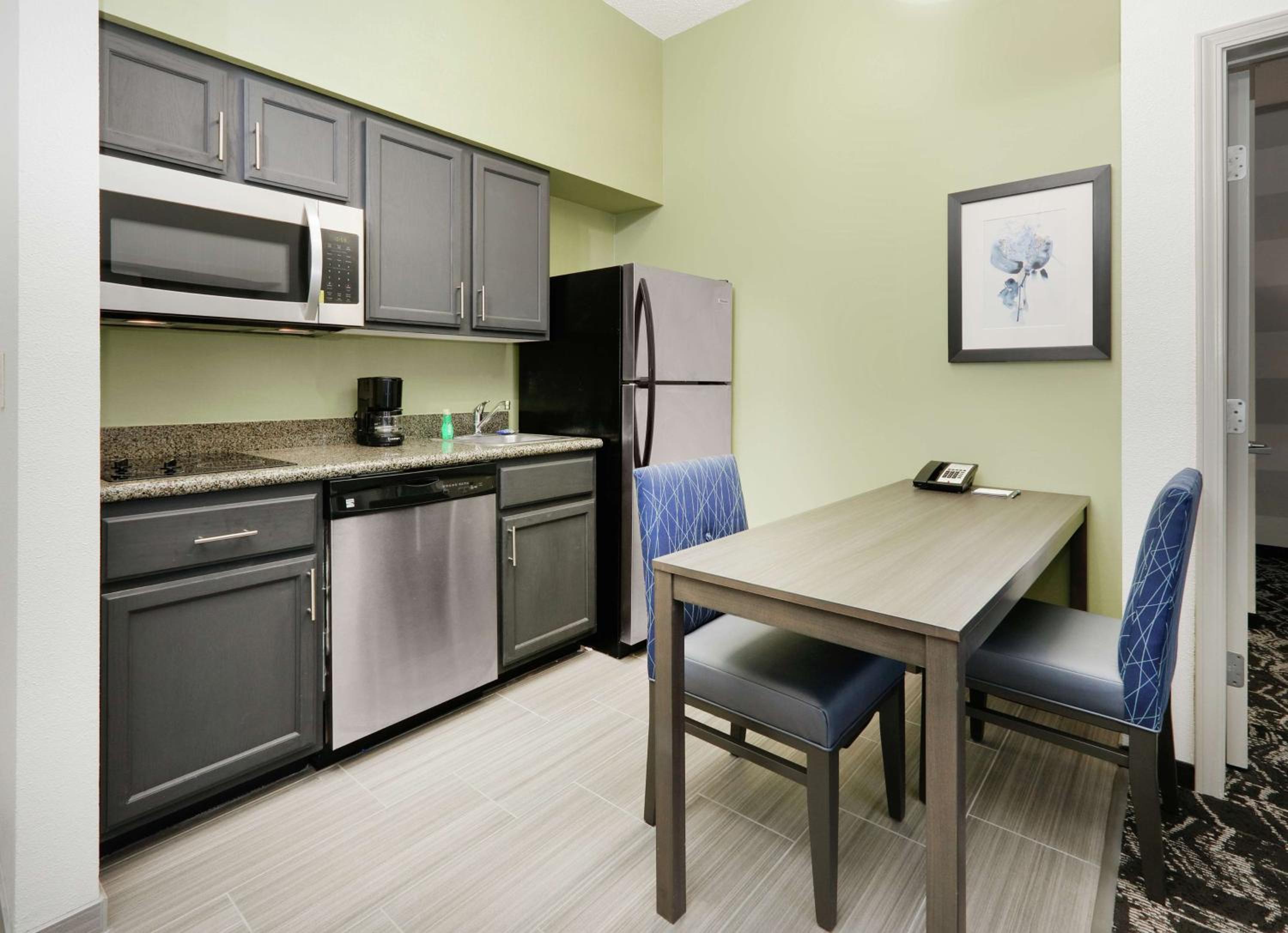 Two Bedroom Suite with One King and Two Queen Beds - Non-Smoking - Photo 7