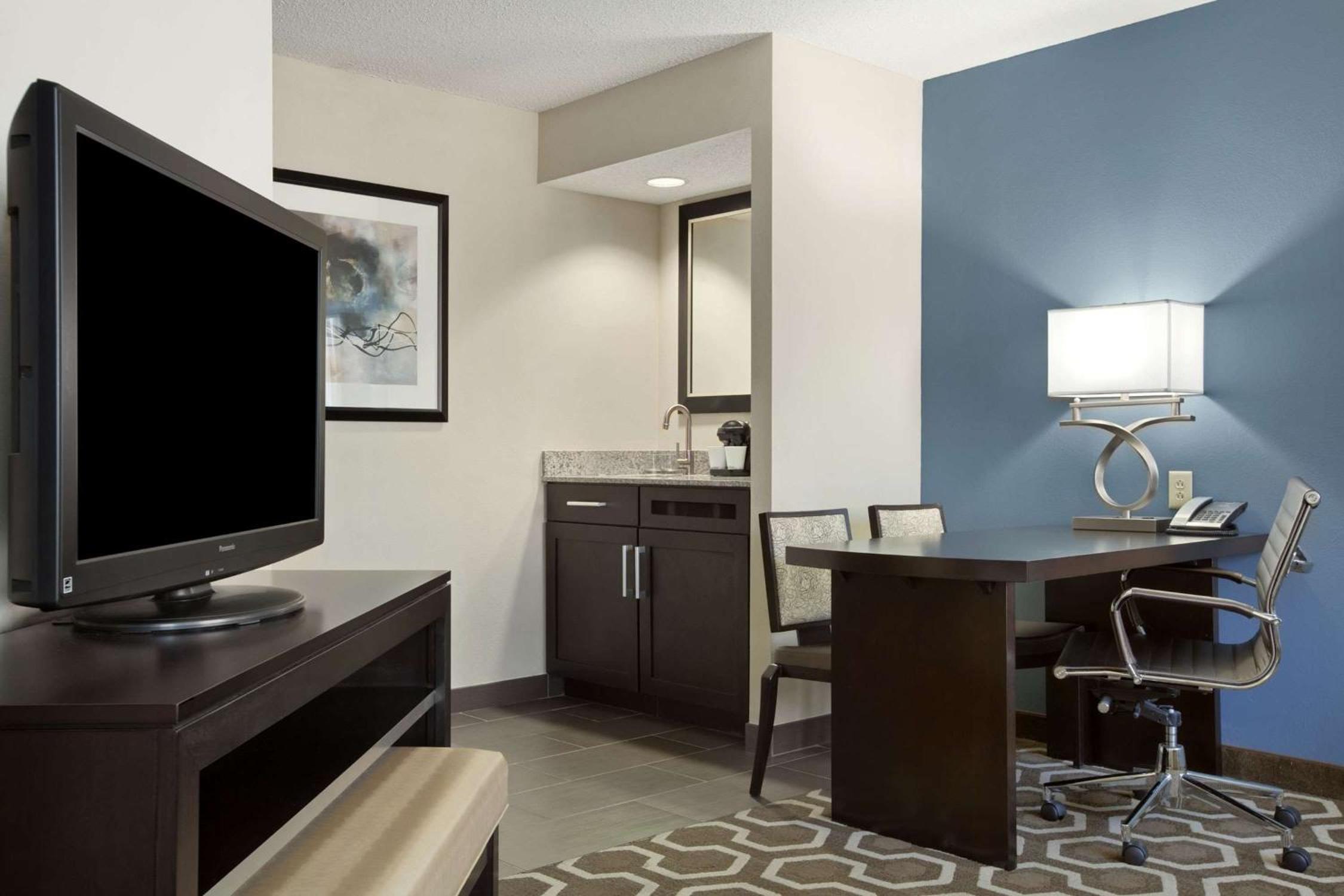 Queen Suite with Two Queen Beds - Photo 2