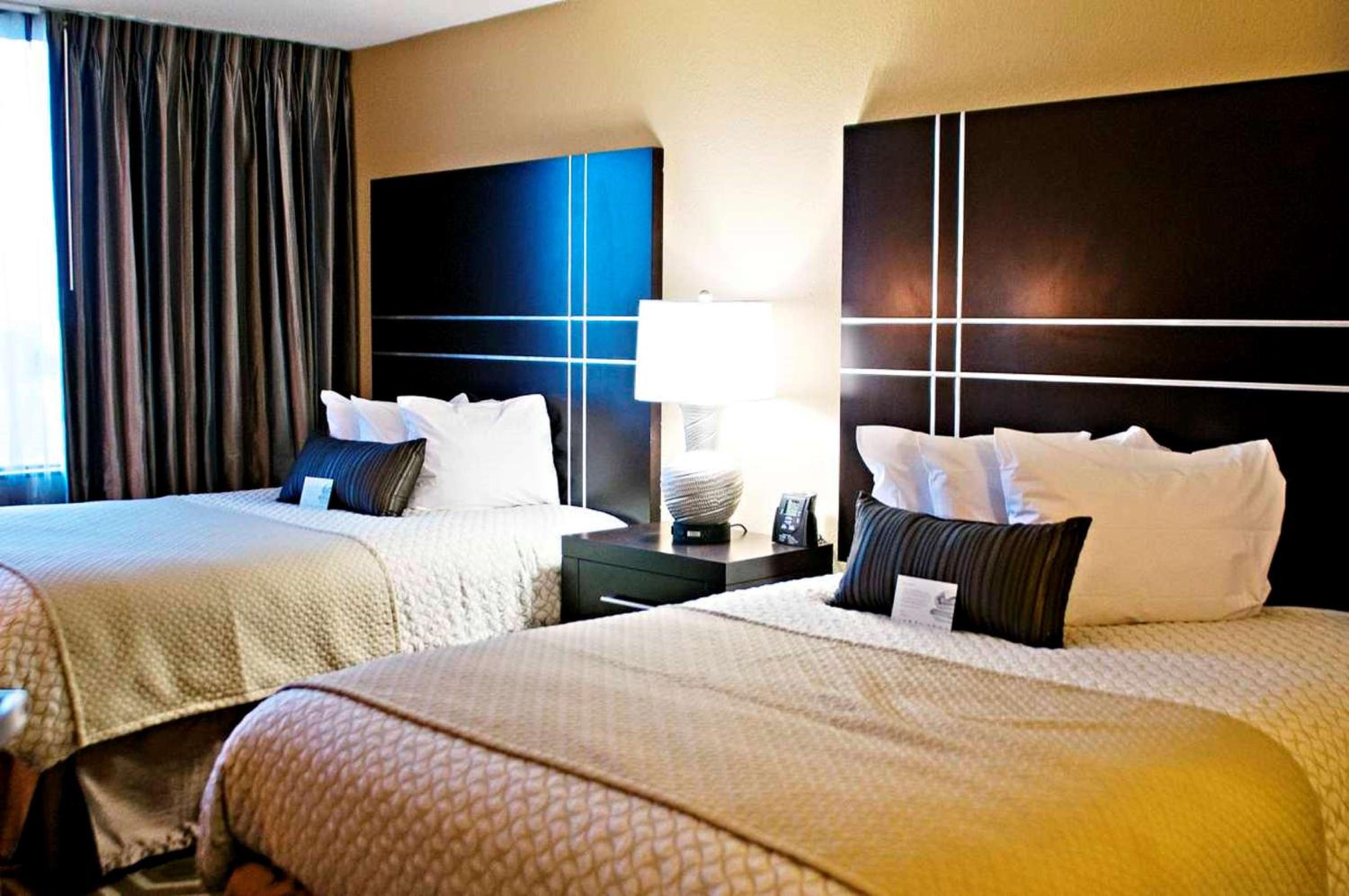 Queen Room with Two Queen Beds - Non-Smoking - Photo 2