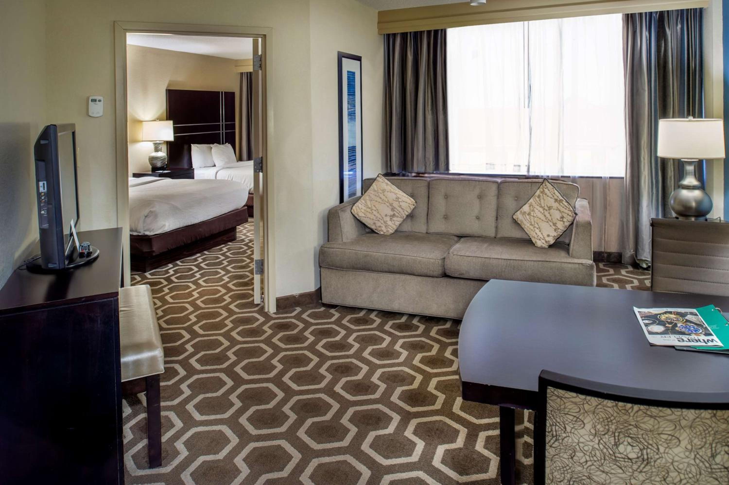 Queen Suite with Two Queen Beds - Photo 3