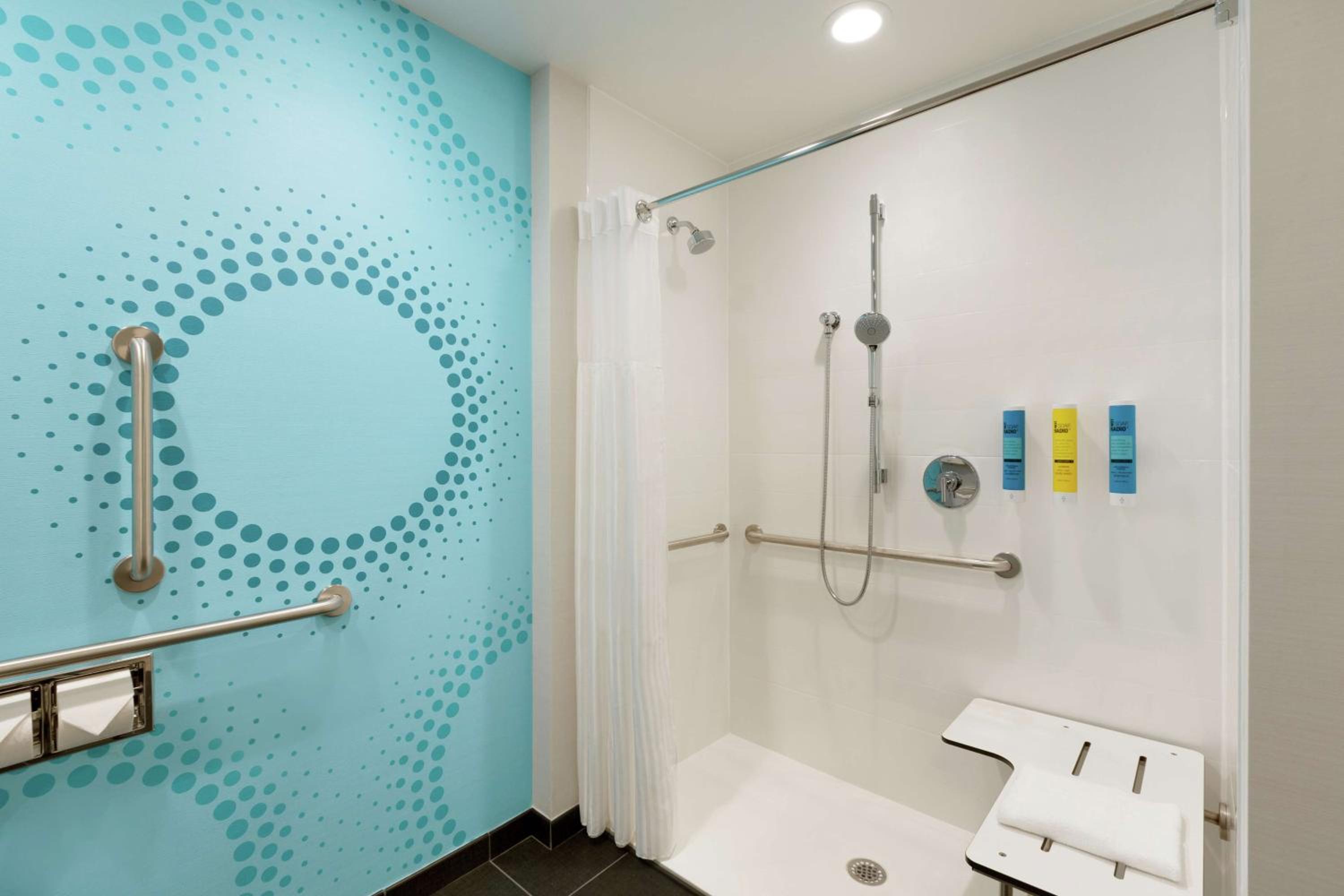 Queen Room with Two Queen Beds and Roll-In Shower - Mobility Access photo 2