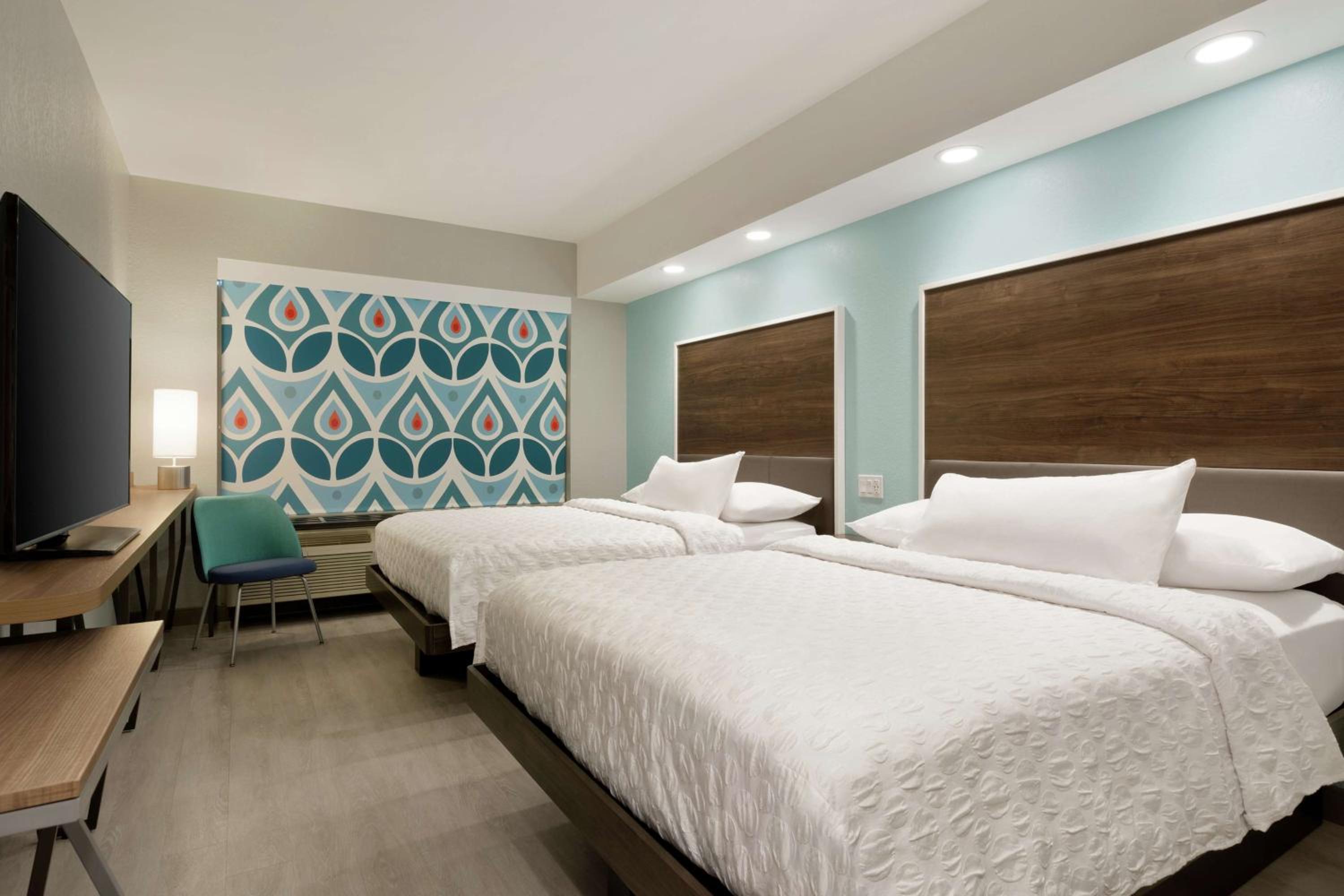 Queen Room with Two Queen Beds - Hearing Access photo 3