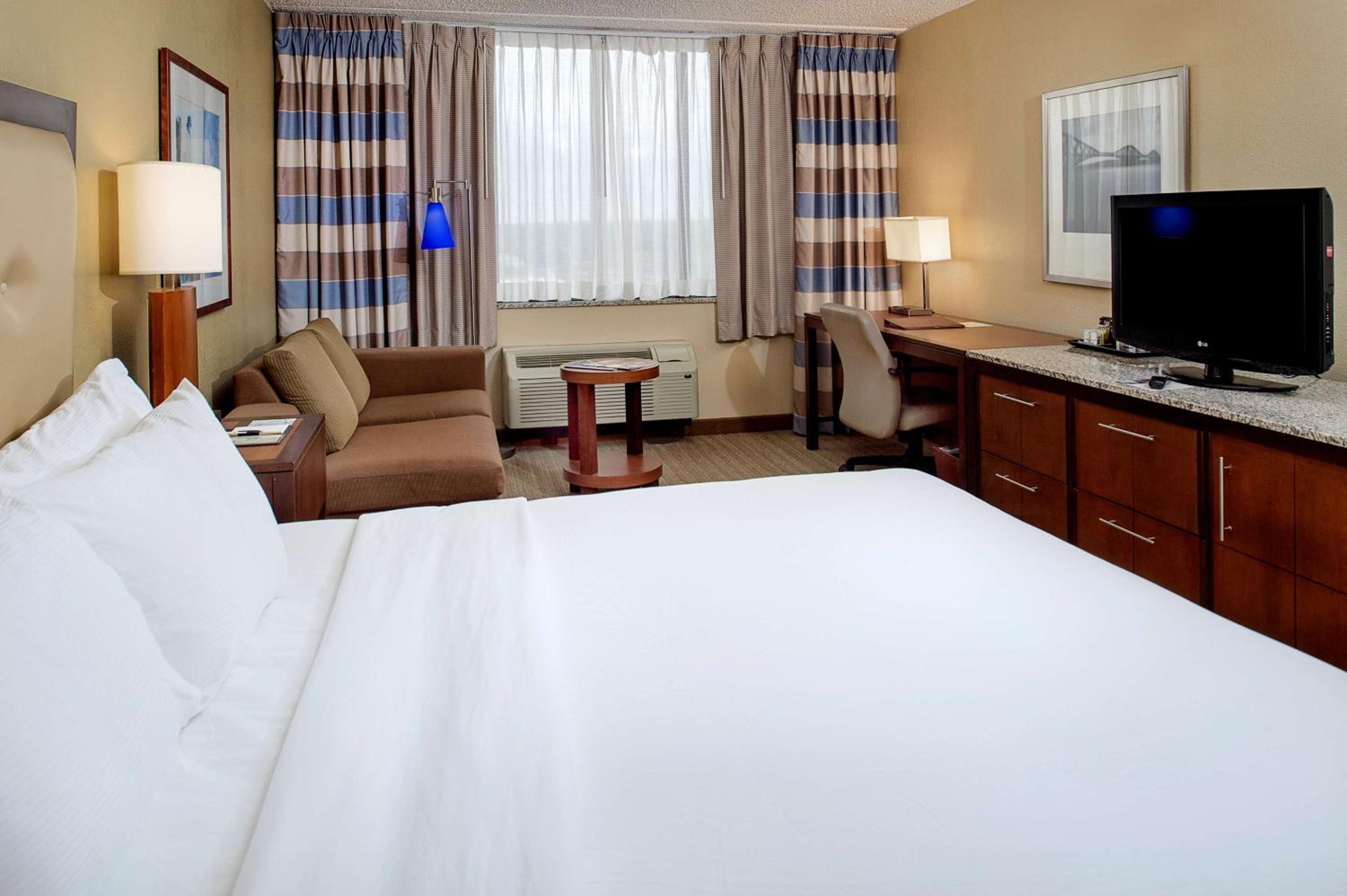 Deluxe King Room with Sofa Bed photo 3