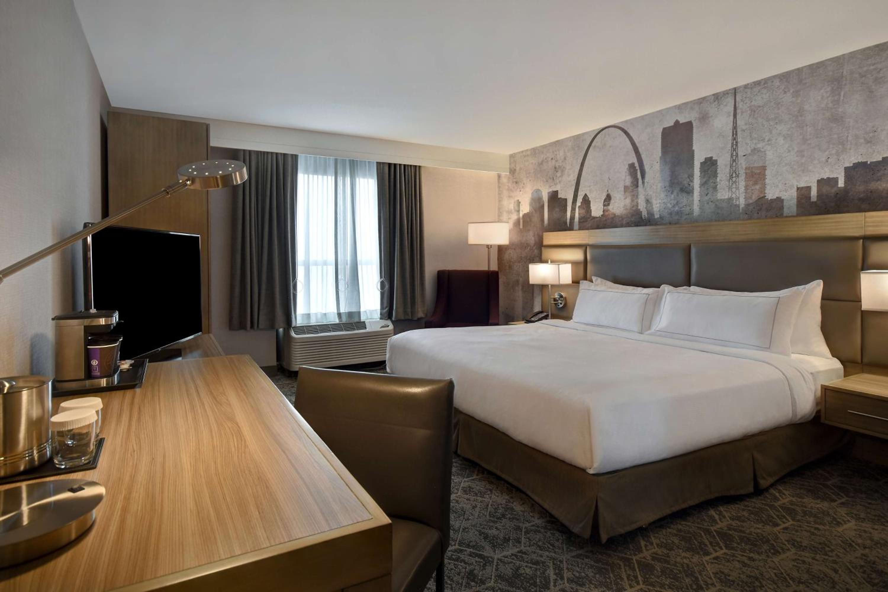 King Room With Accessible Tub - Mobility And Hearing Access