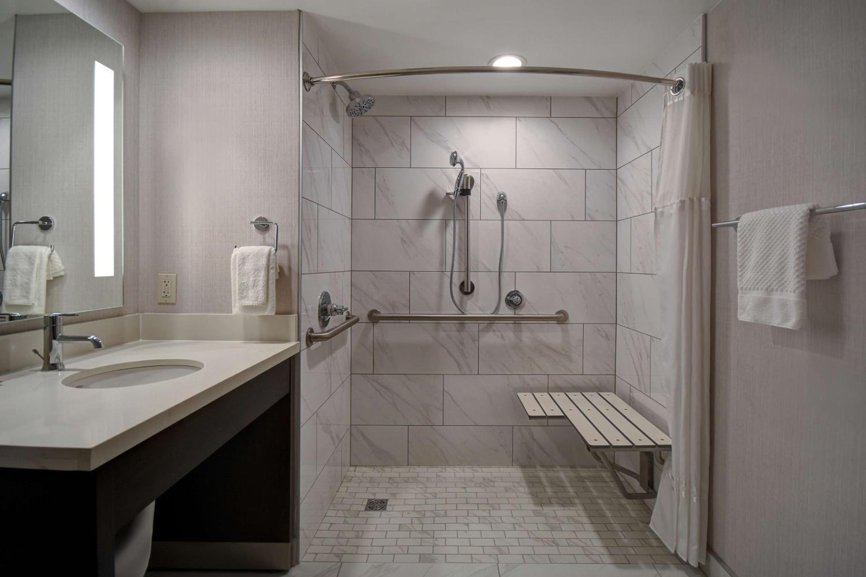 King Room - Disability Access/Non-Smoking - Photo 2