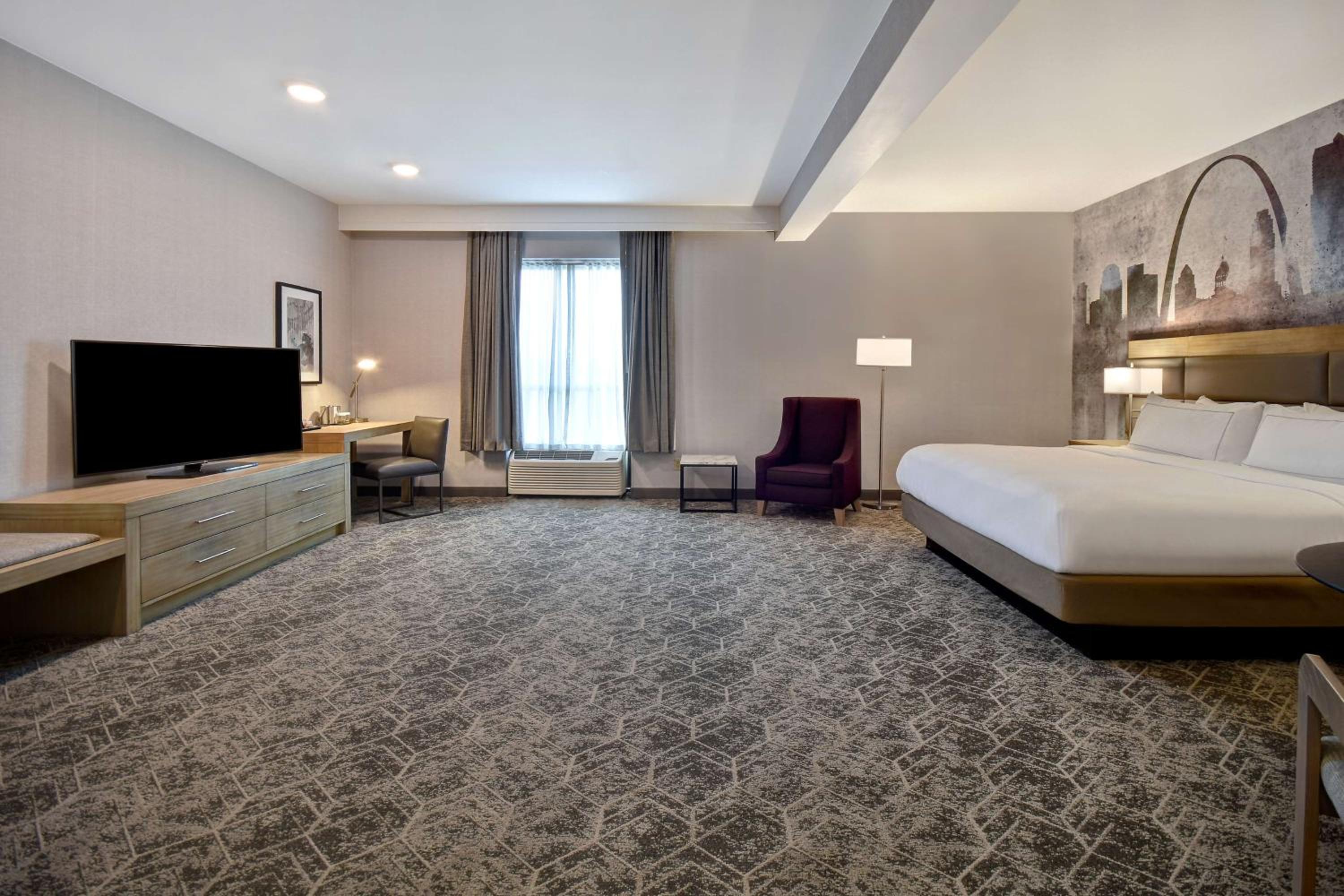 Deluxe King Room - Photo 2