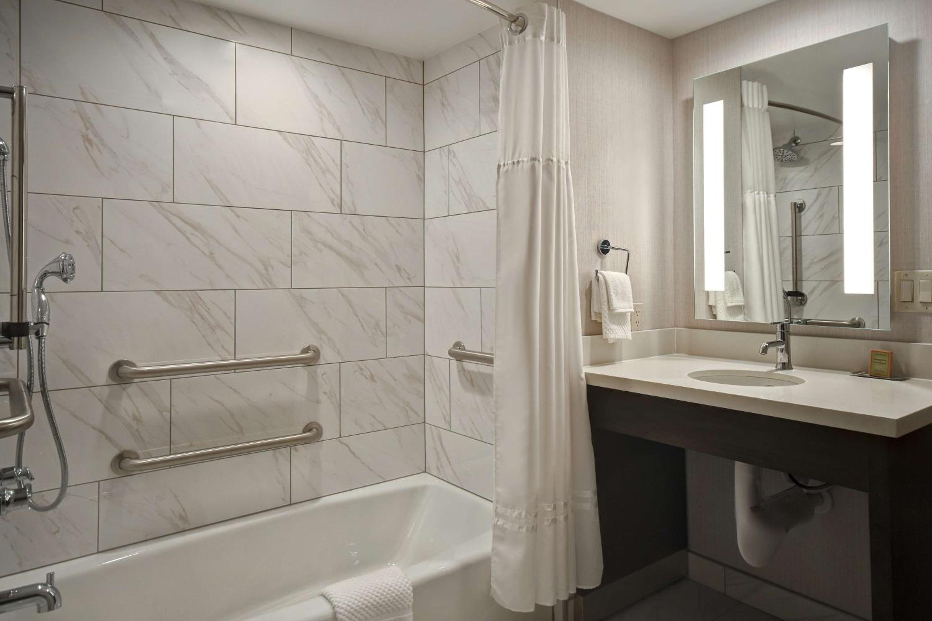 King Room with Accessible Tub - Mobility and Hearing Access photo 3