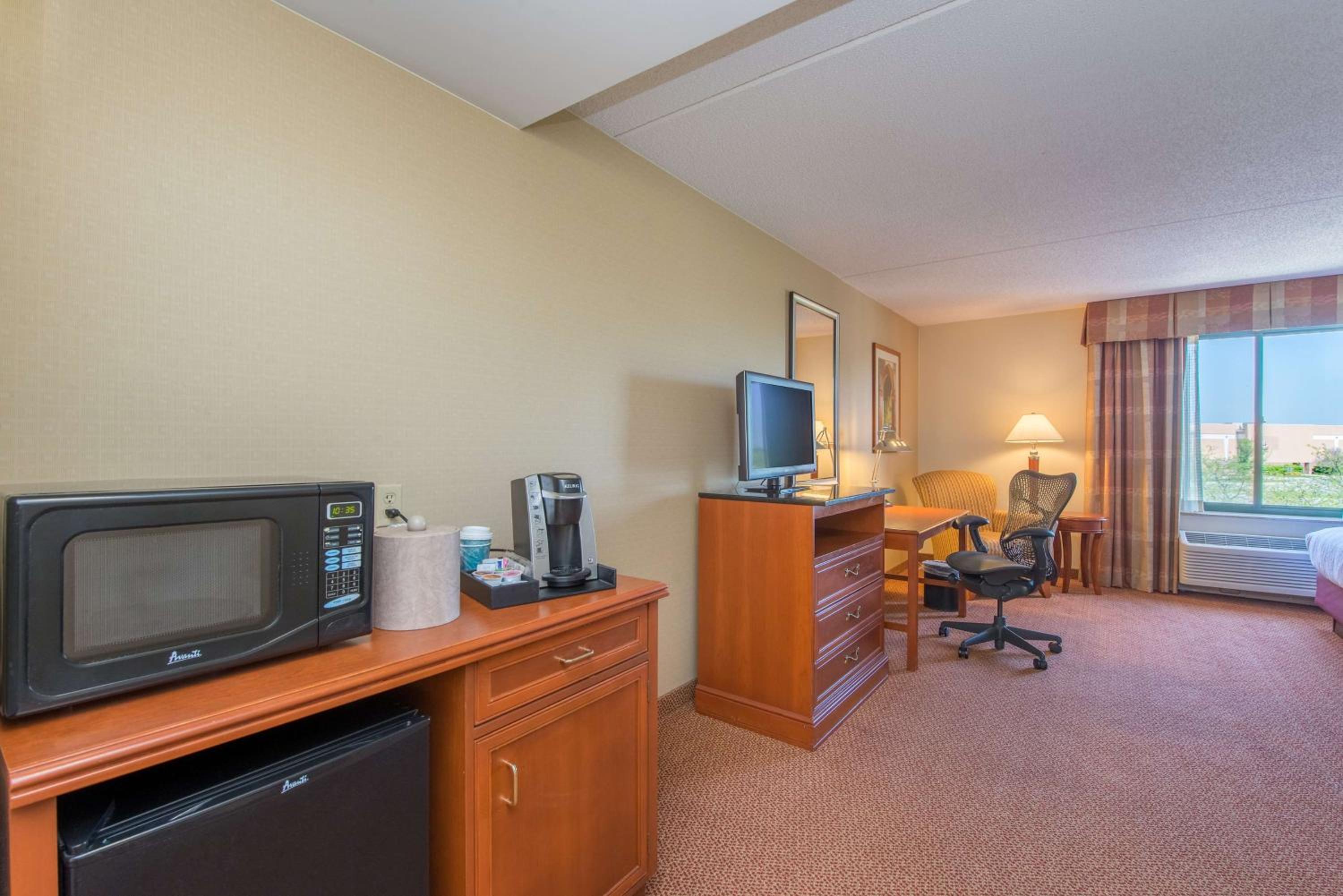 Queen Room with Two Queen Beds - Non-Smoking - Photo 2