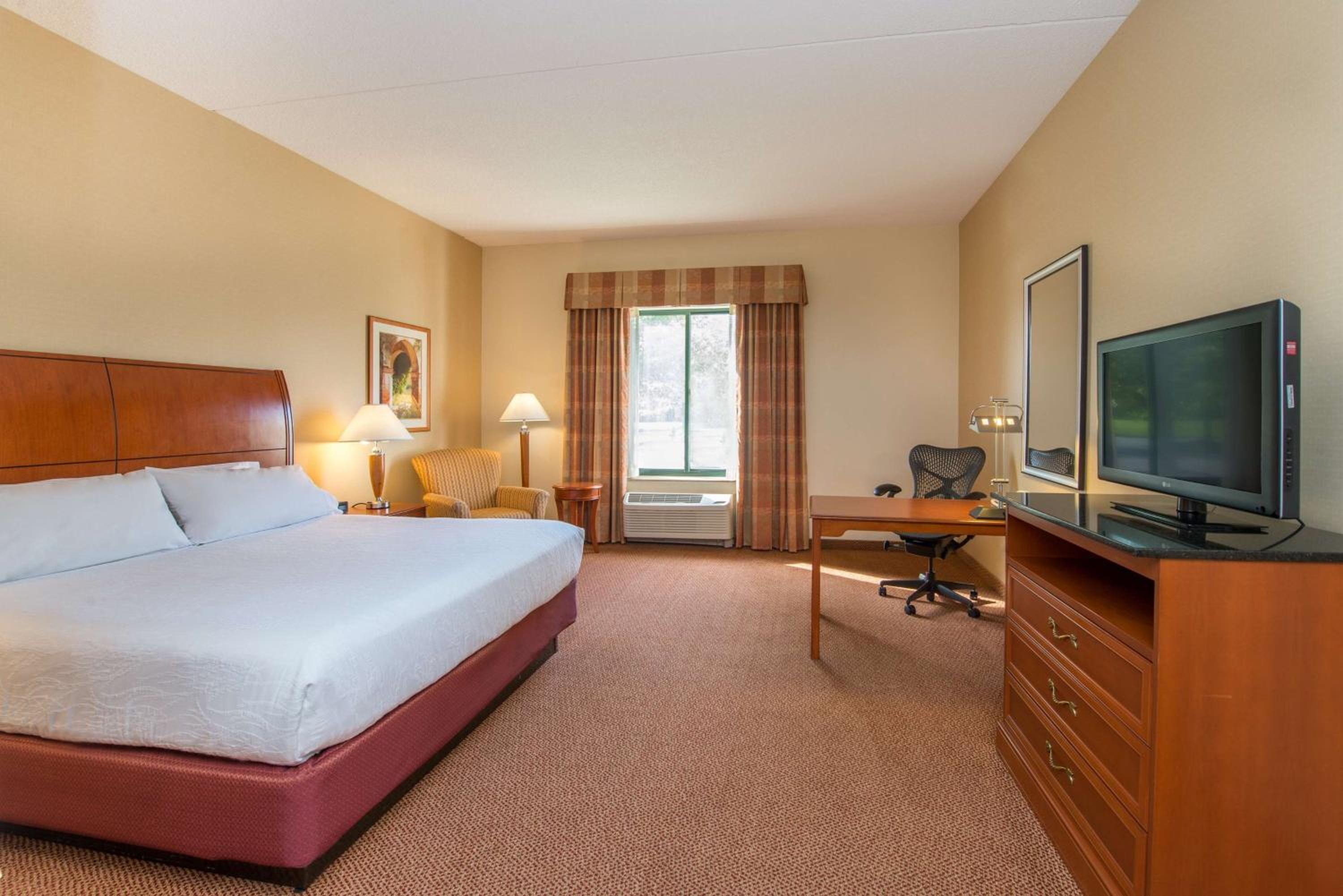 King Room - Non-Smoking - Photo 4
