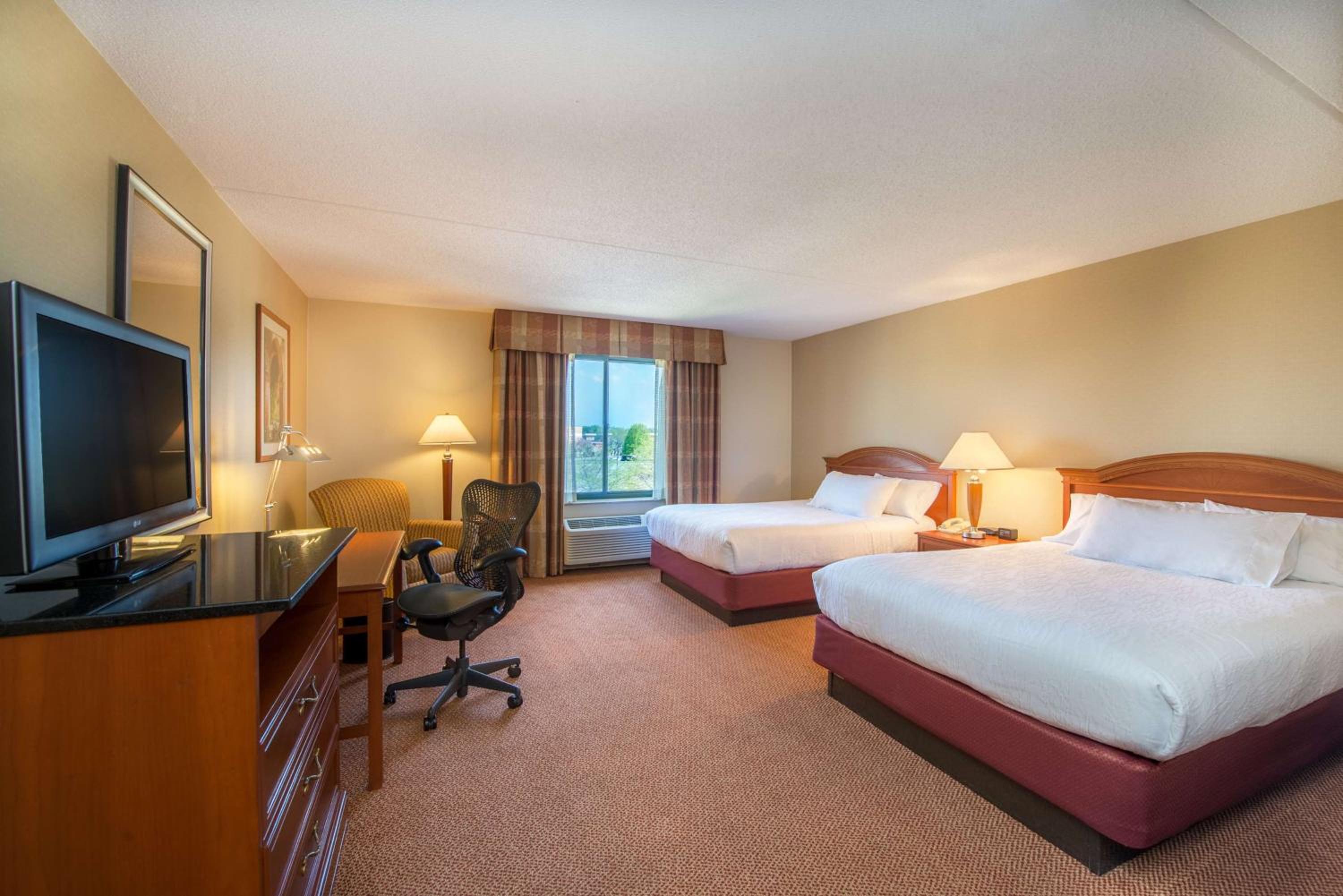 Double Room with Two Double Beds - Mobility Access - Photo 2