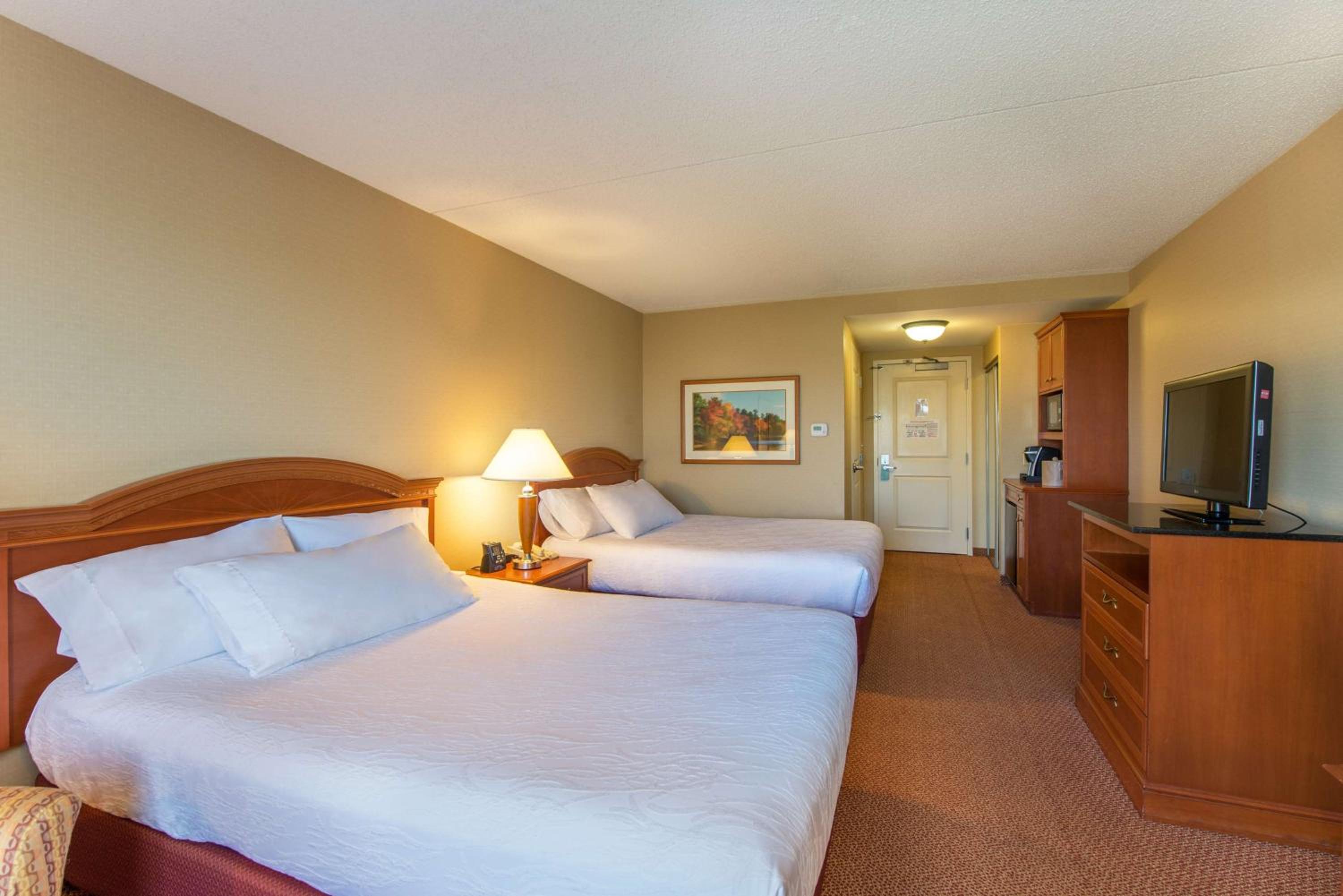 Queen Room with Two Queen Beds - Non-Smoking - Photo 4