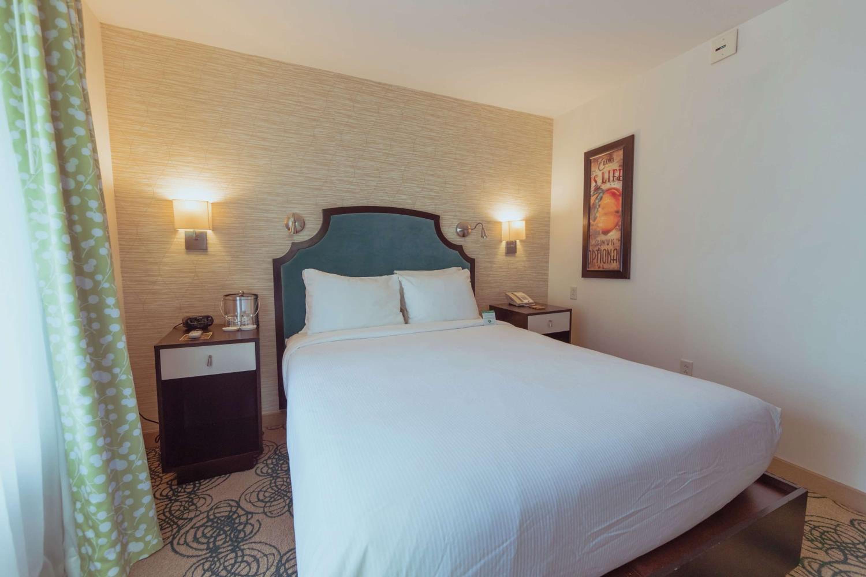 Queen Room with Roll-In Shower - Mobility and Hearing Access - Photo 1