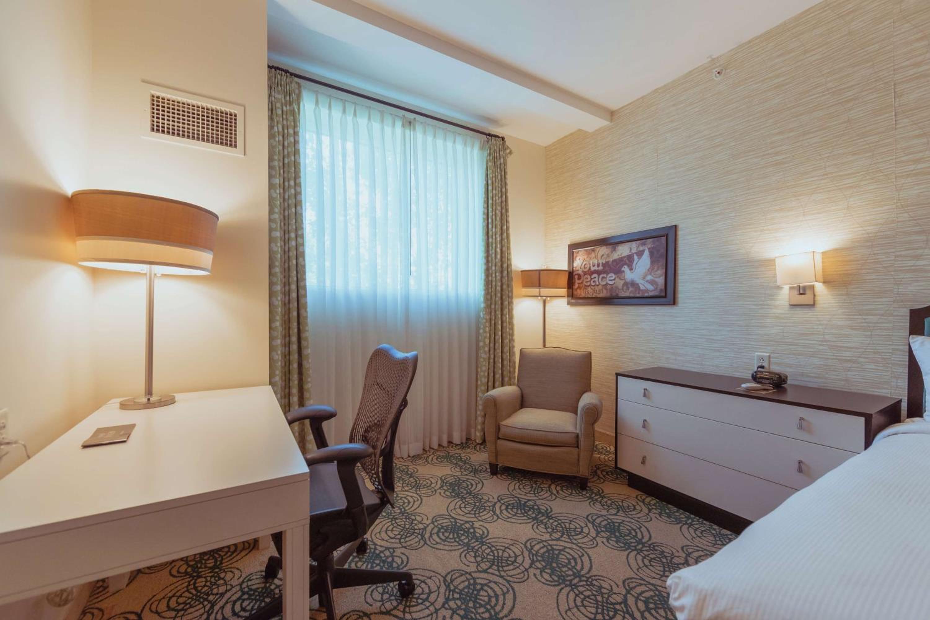 Queen Room with Two Queen Beds - Photo 4