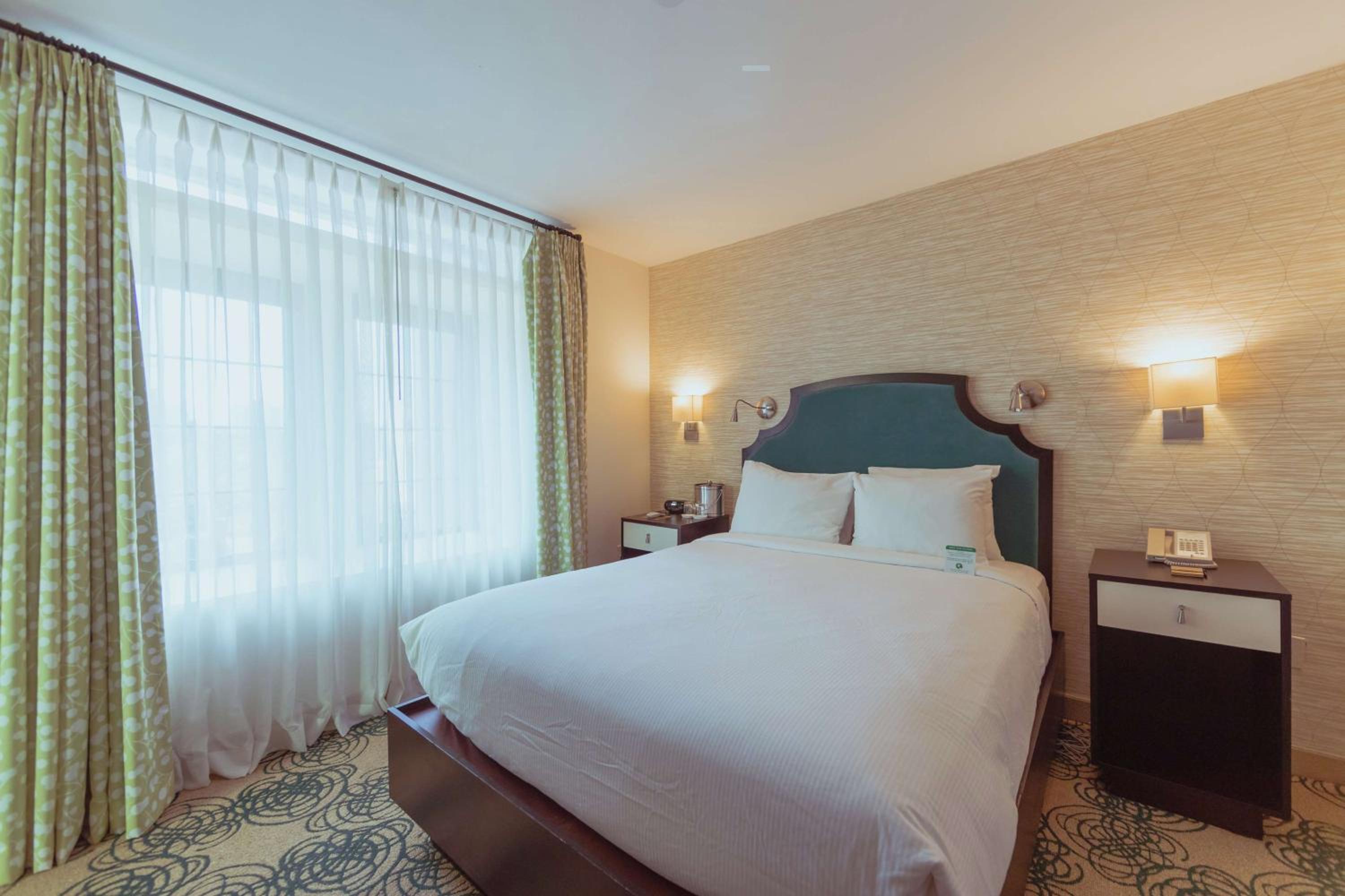 Queen Room with Roll-In Shower - Mobility and Hearing Access - Photo 2