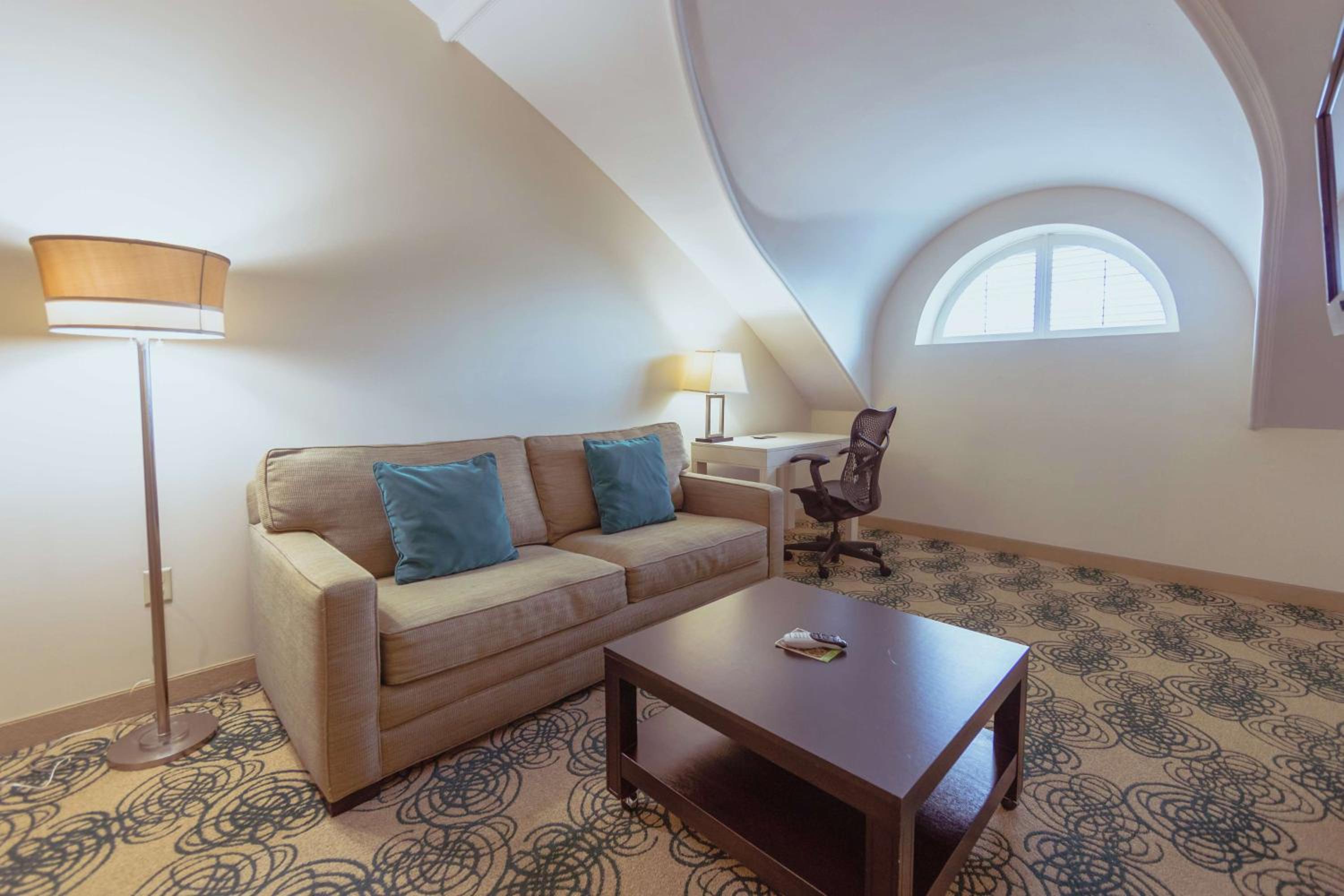 Junior King Suite with Seating Area - Photo 2