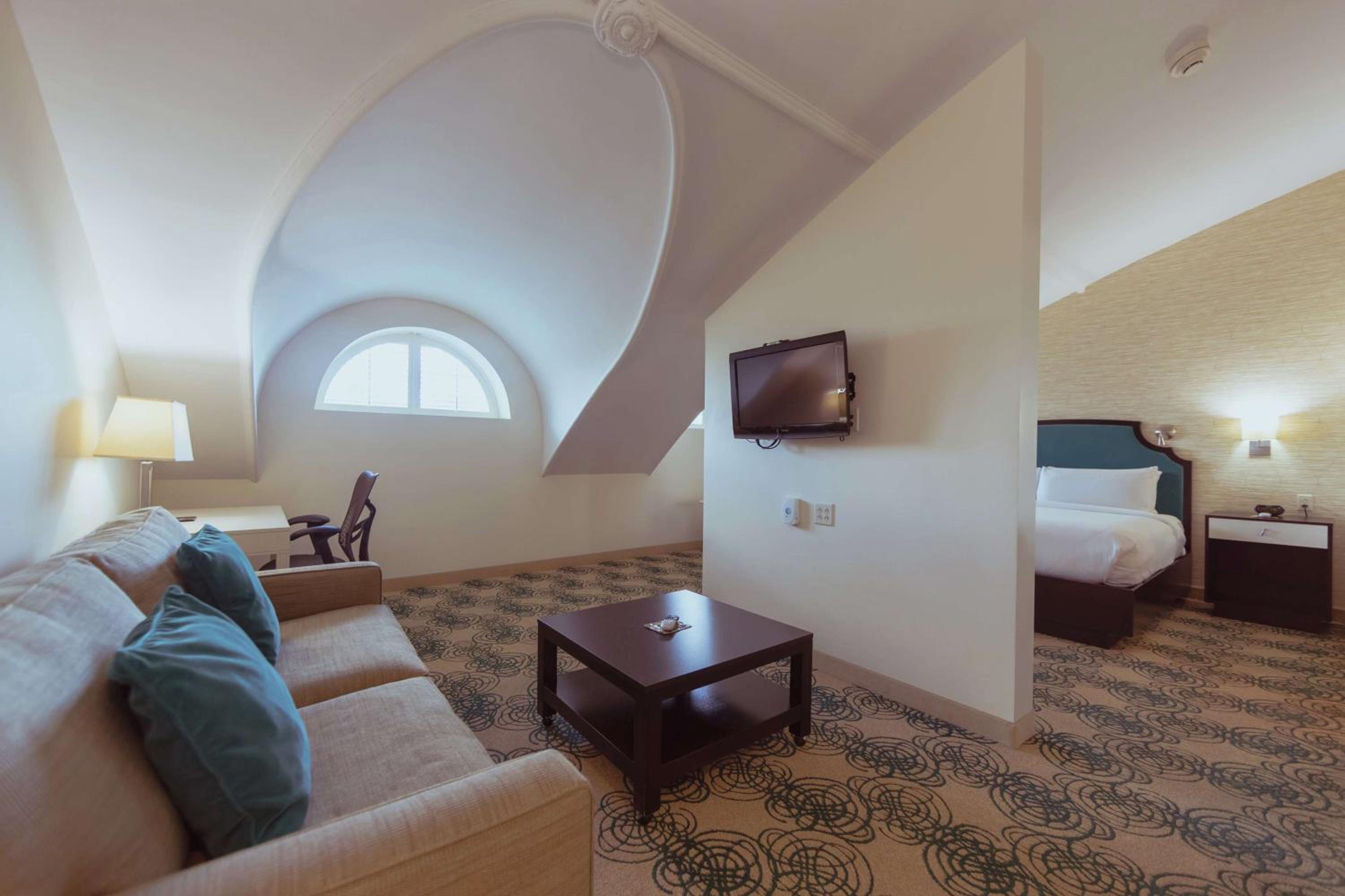 Junior King Suite with Seating Area - Photo 4