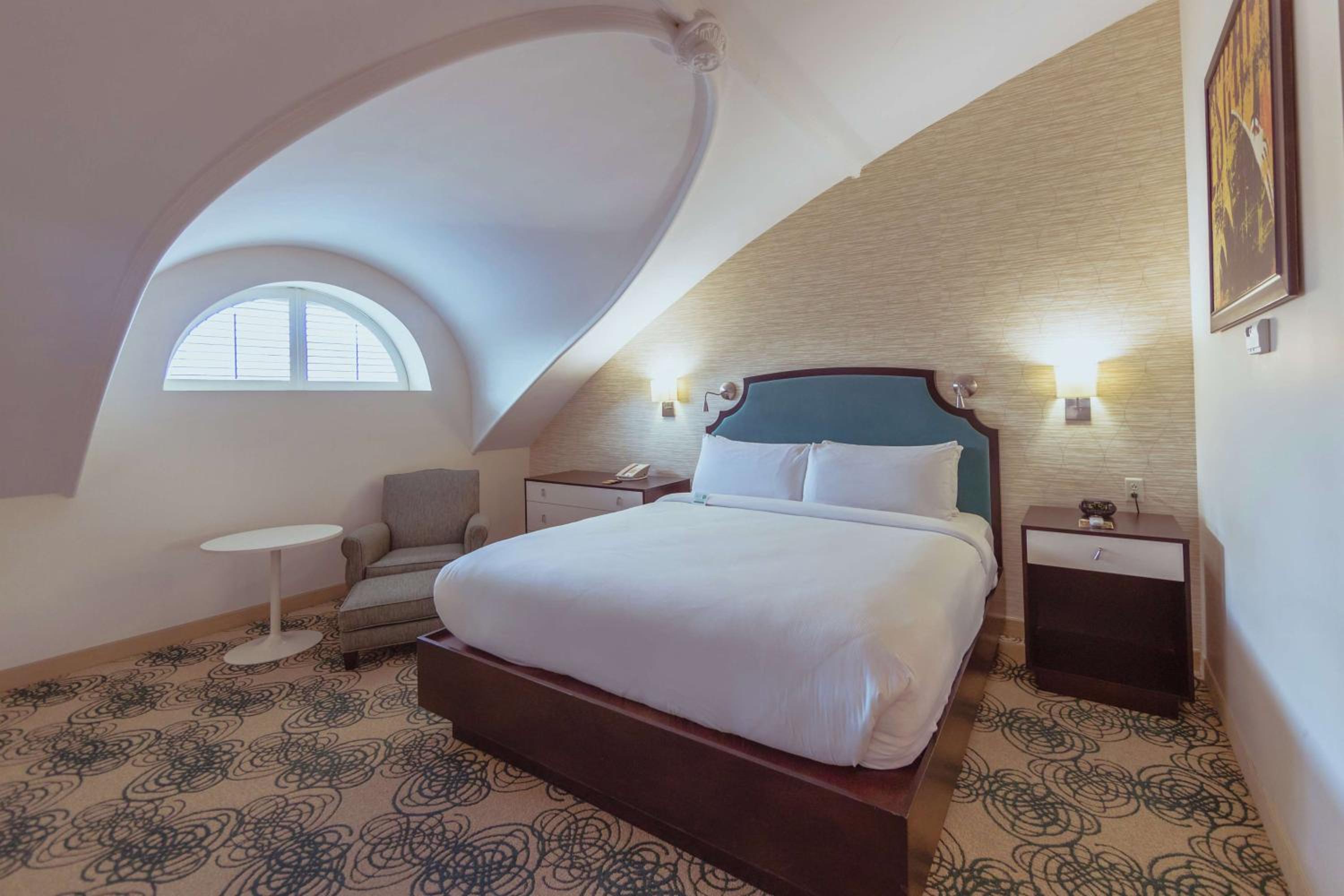 Junior King Suite with Seating Area - Photo 6