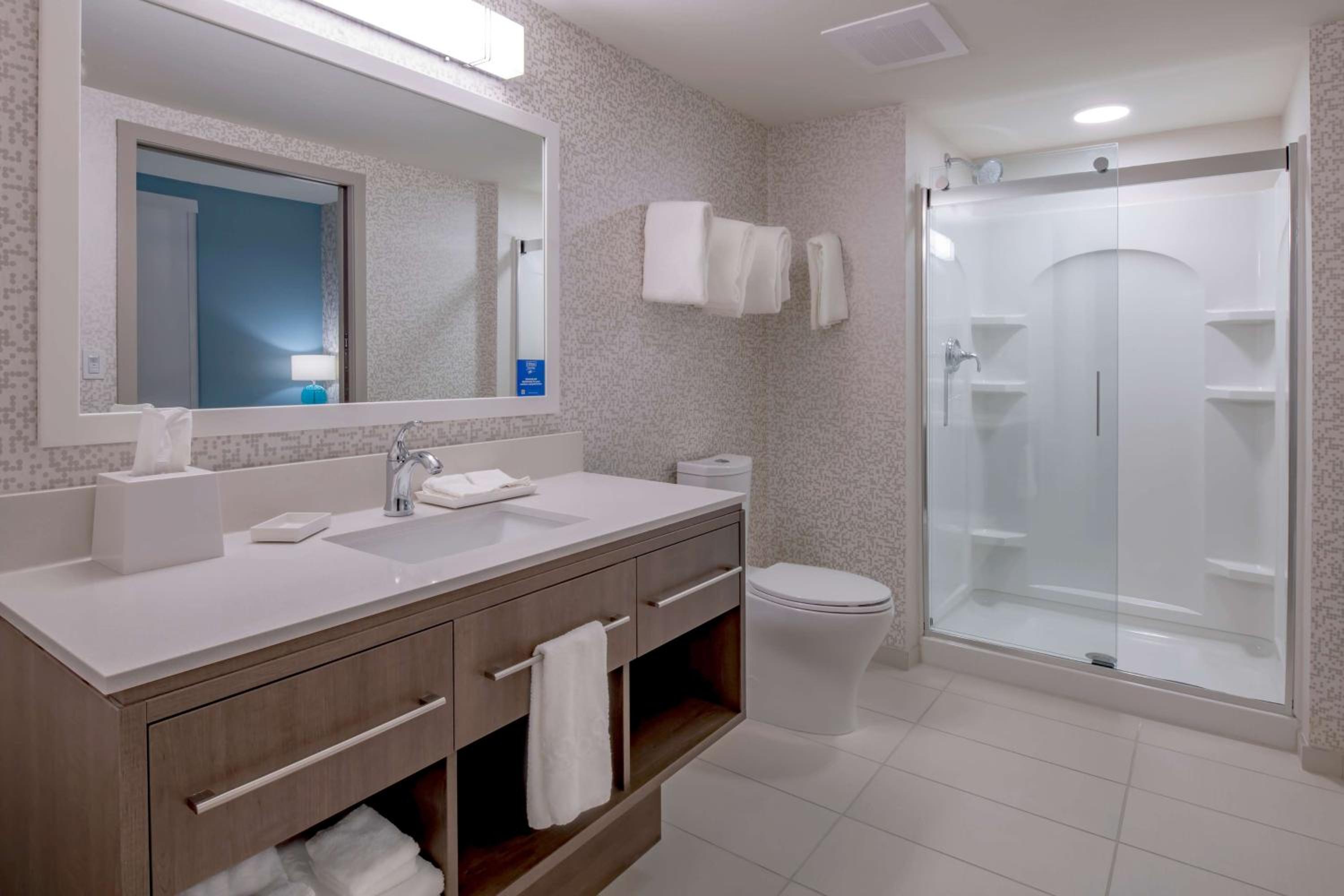 One-Bedroom Queen Suite - Non-Smoking photo 2