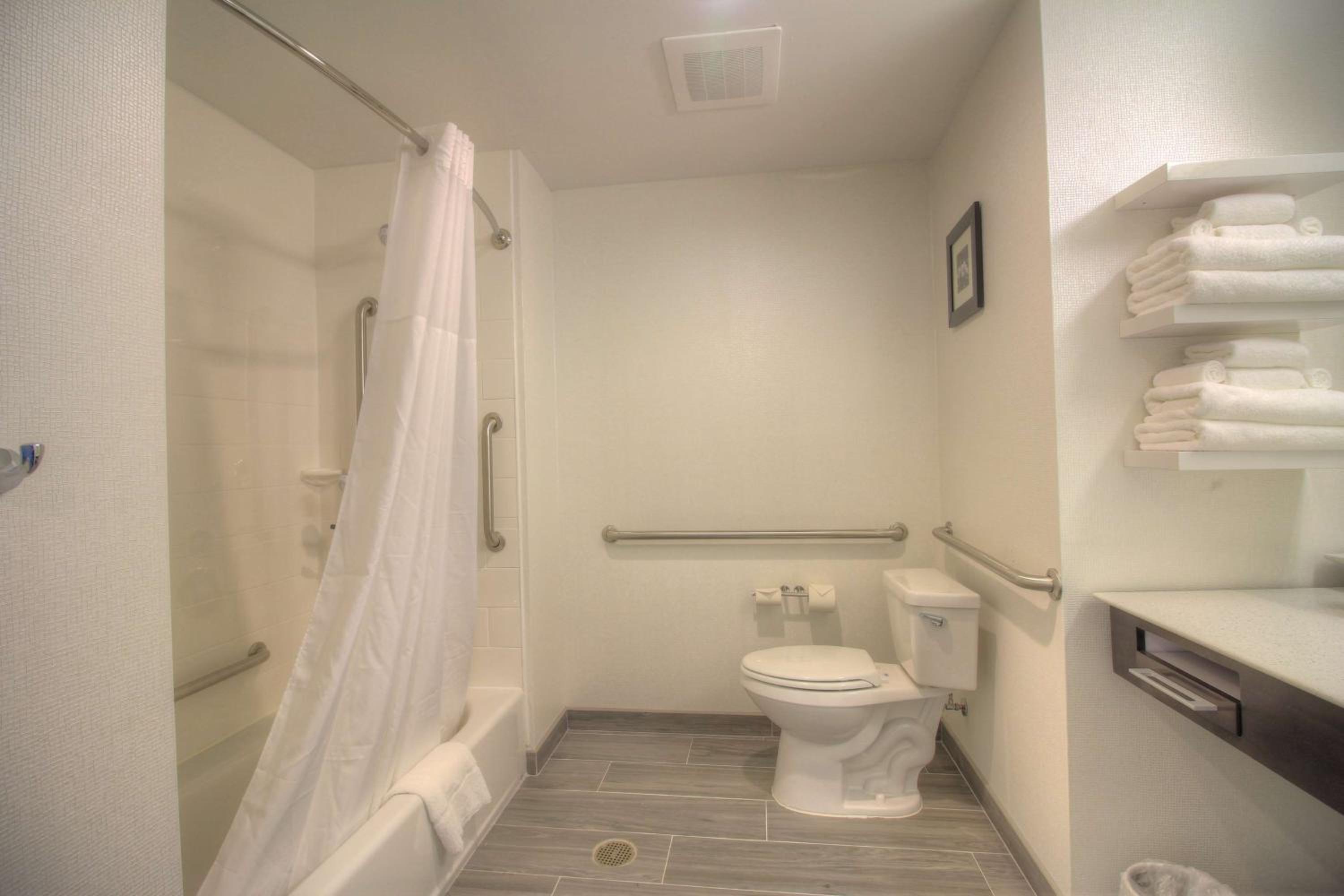 Queen Room with Two Queen Beds - Mobility Access/Non-Smoking photo 3