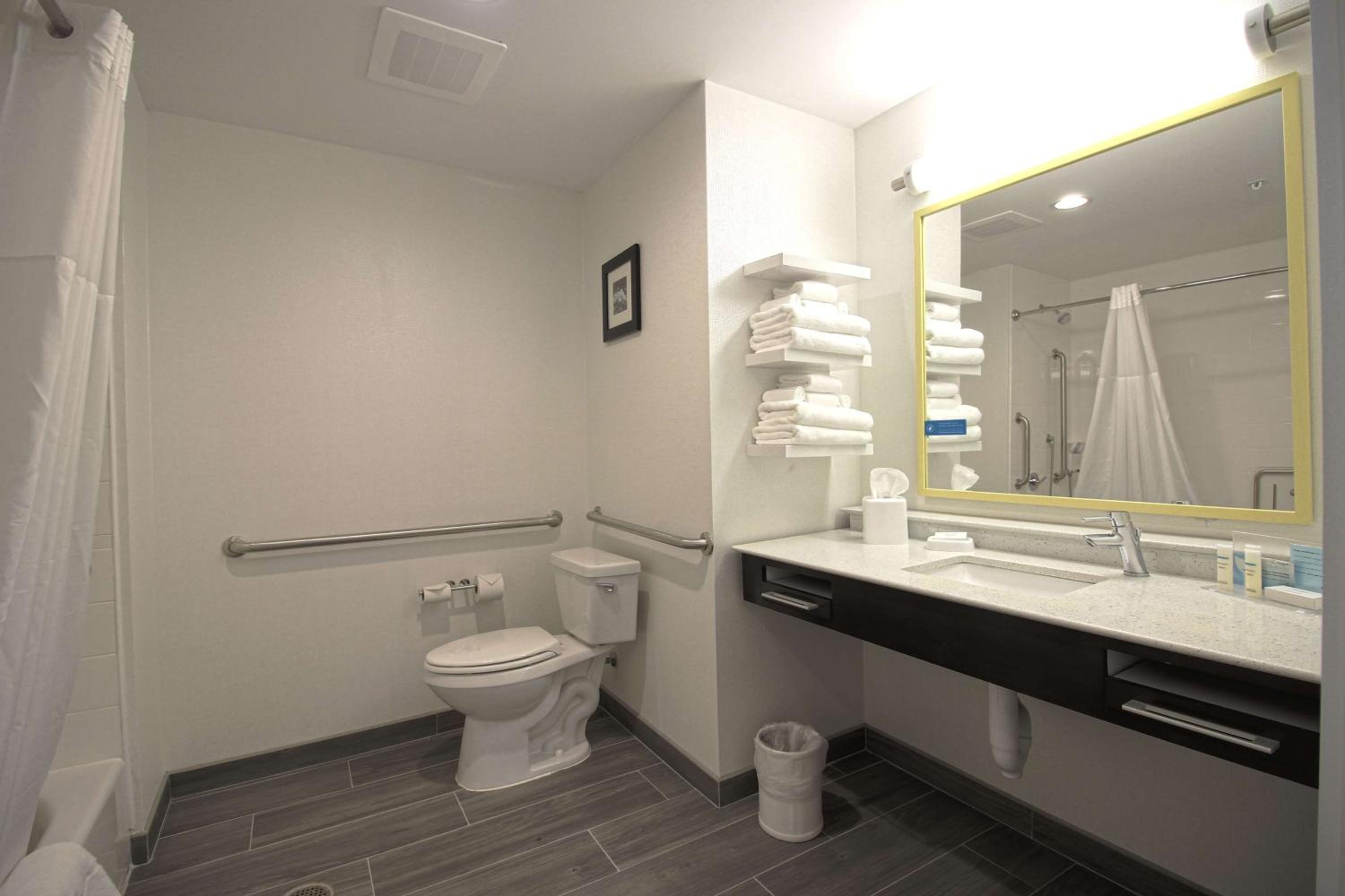 Queen Room with Two Queen Beds - Mobility Access/Non-Smoking photo 2