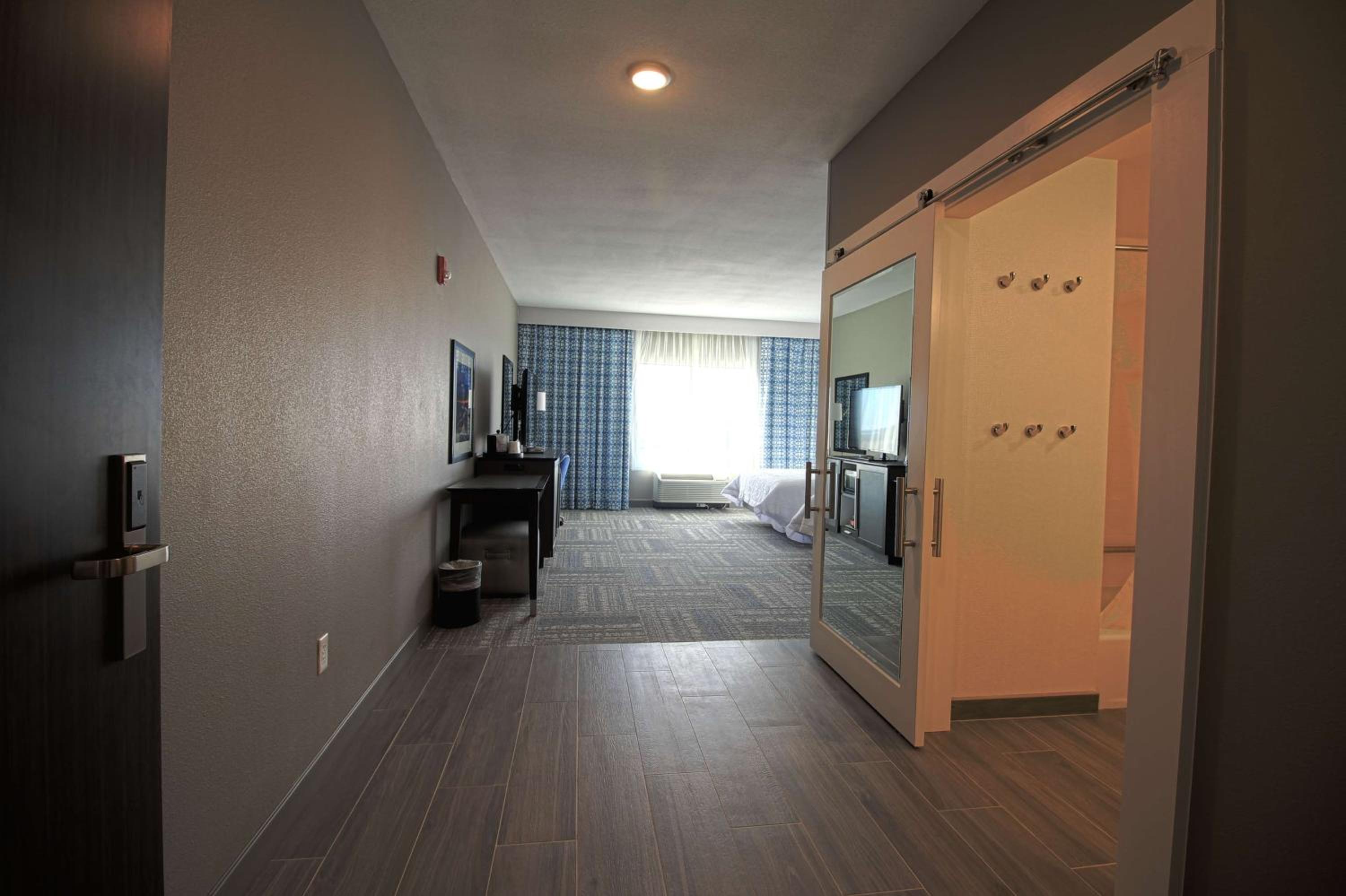 Queen Room with Two Queen Beds - Hearing Access/Non-Smoking photo 2