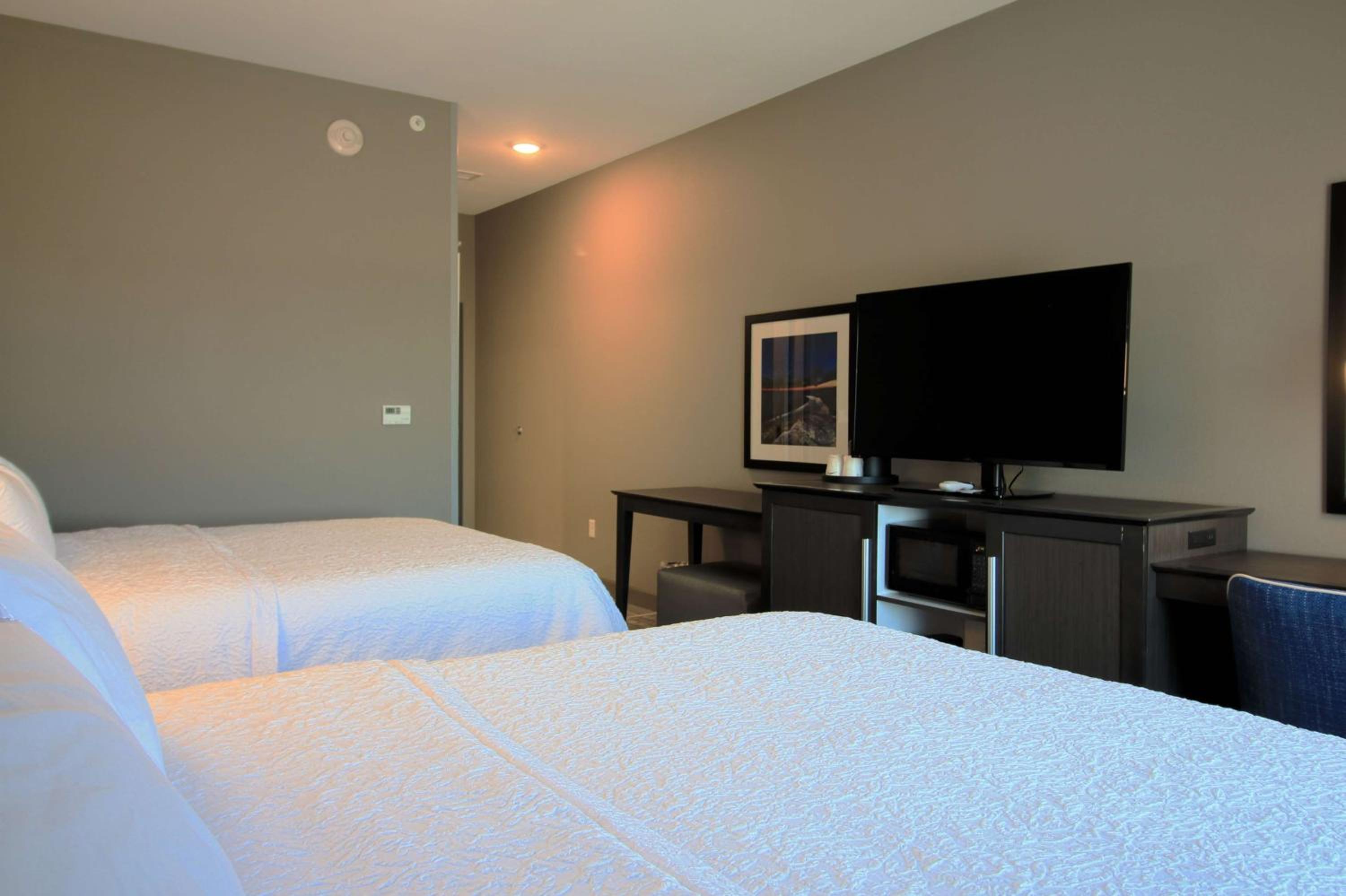 Queen Room with Two Queen Beds - Non-Smoking photo 3