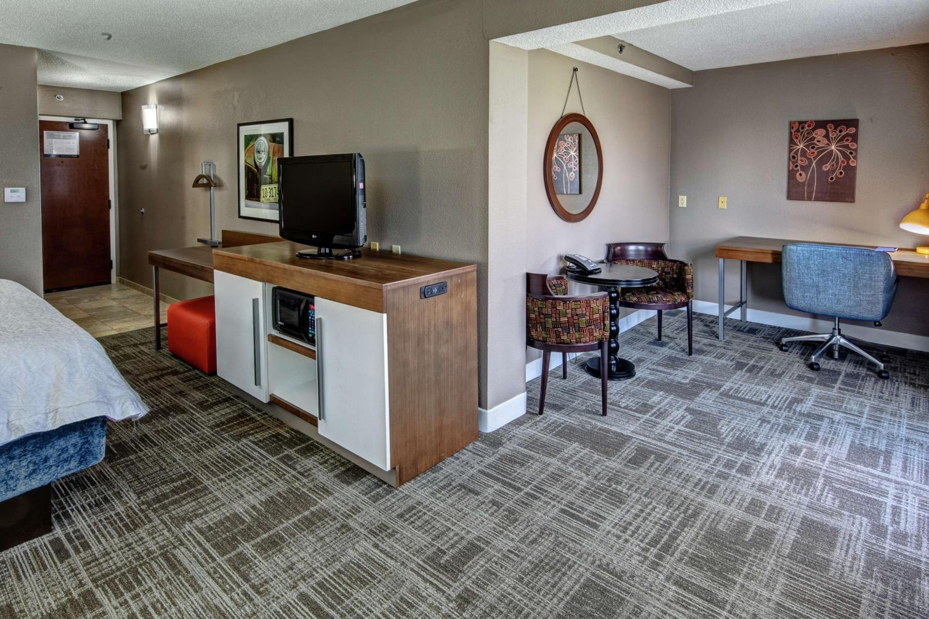 King Suite - Non-Smoking - Photo 1