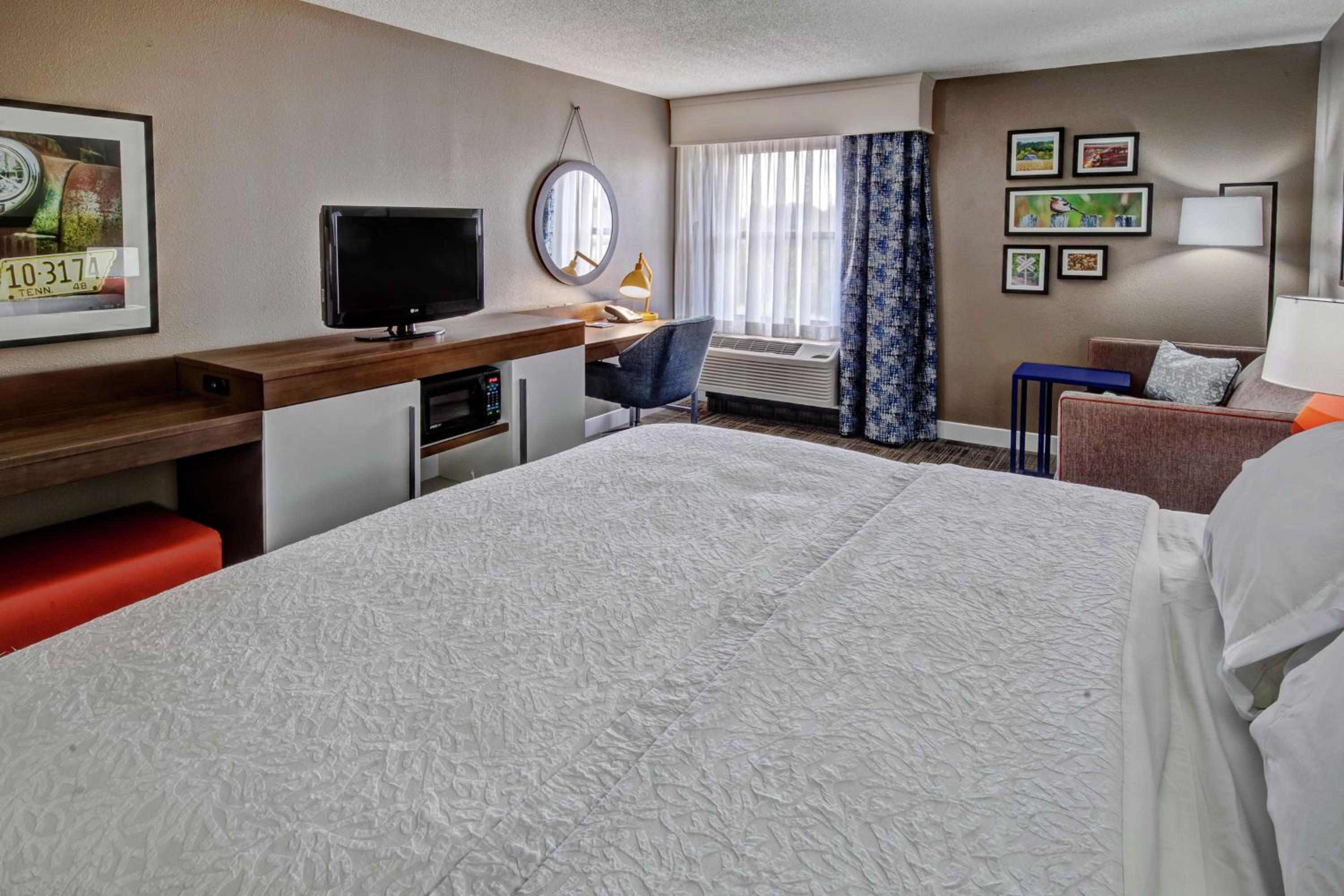 King Room with King Bed - Non-Smoking - Photo 2