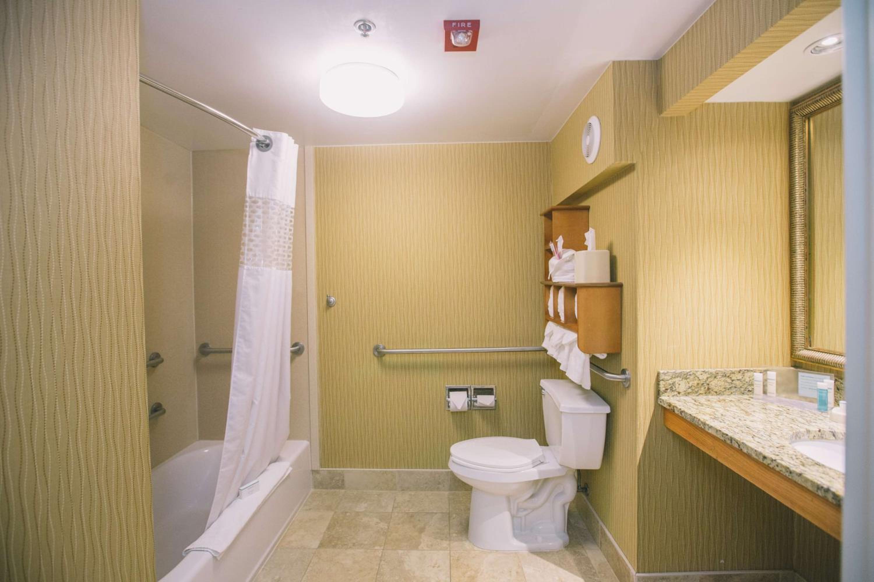Double Room with Two Queen Beds and Bath Tub - Mobility Access photo 2