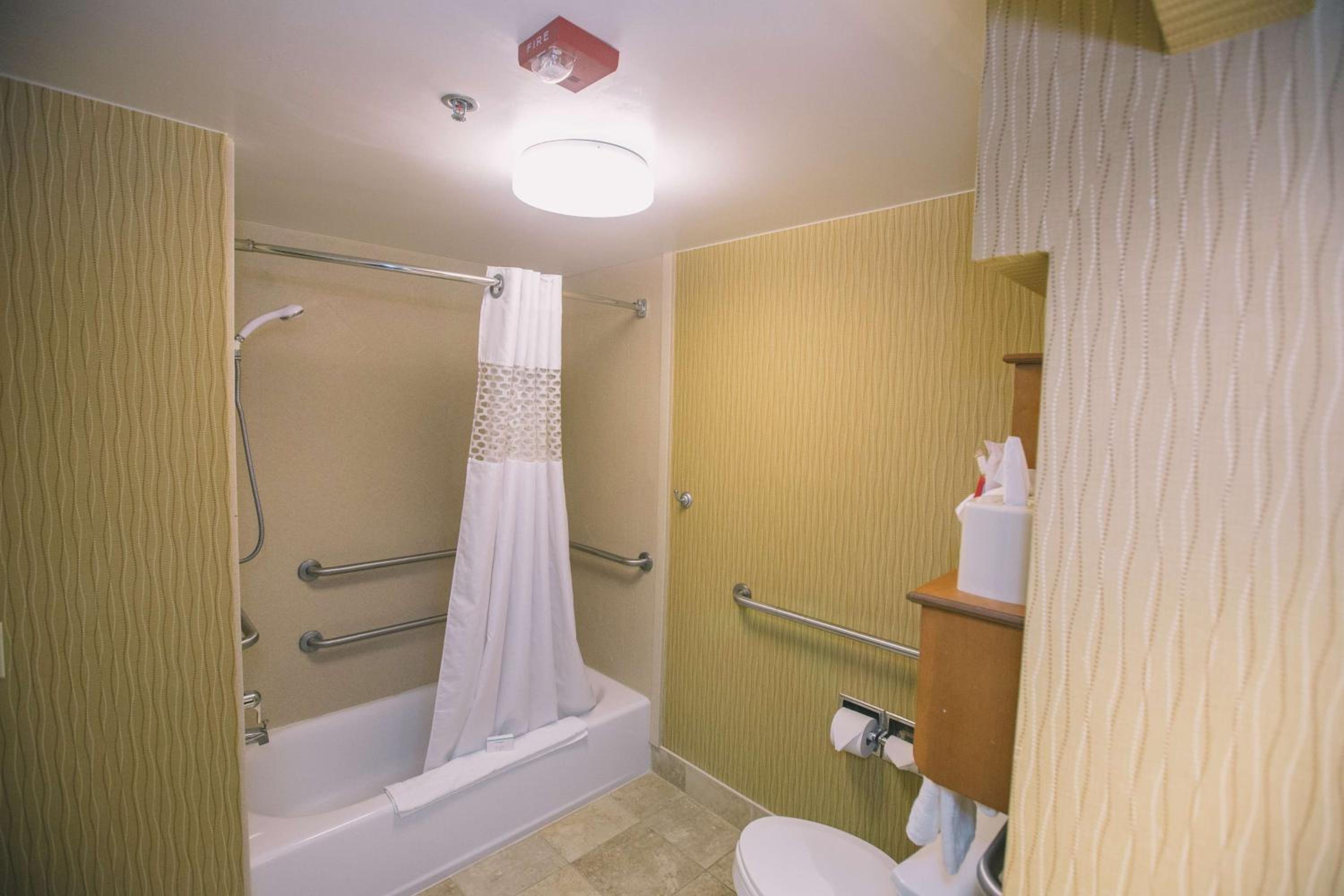 King Room with Sofa Bed - Hearing Accessible/Non-Smoking photo 2