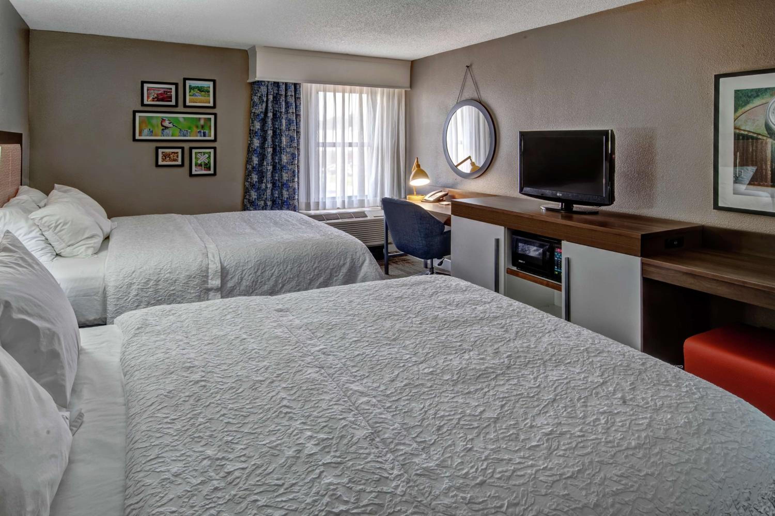 Queen Room with Two Queen Beds - Non-Smoking - Photo 2
