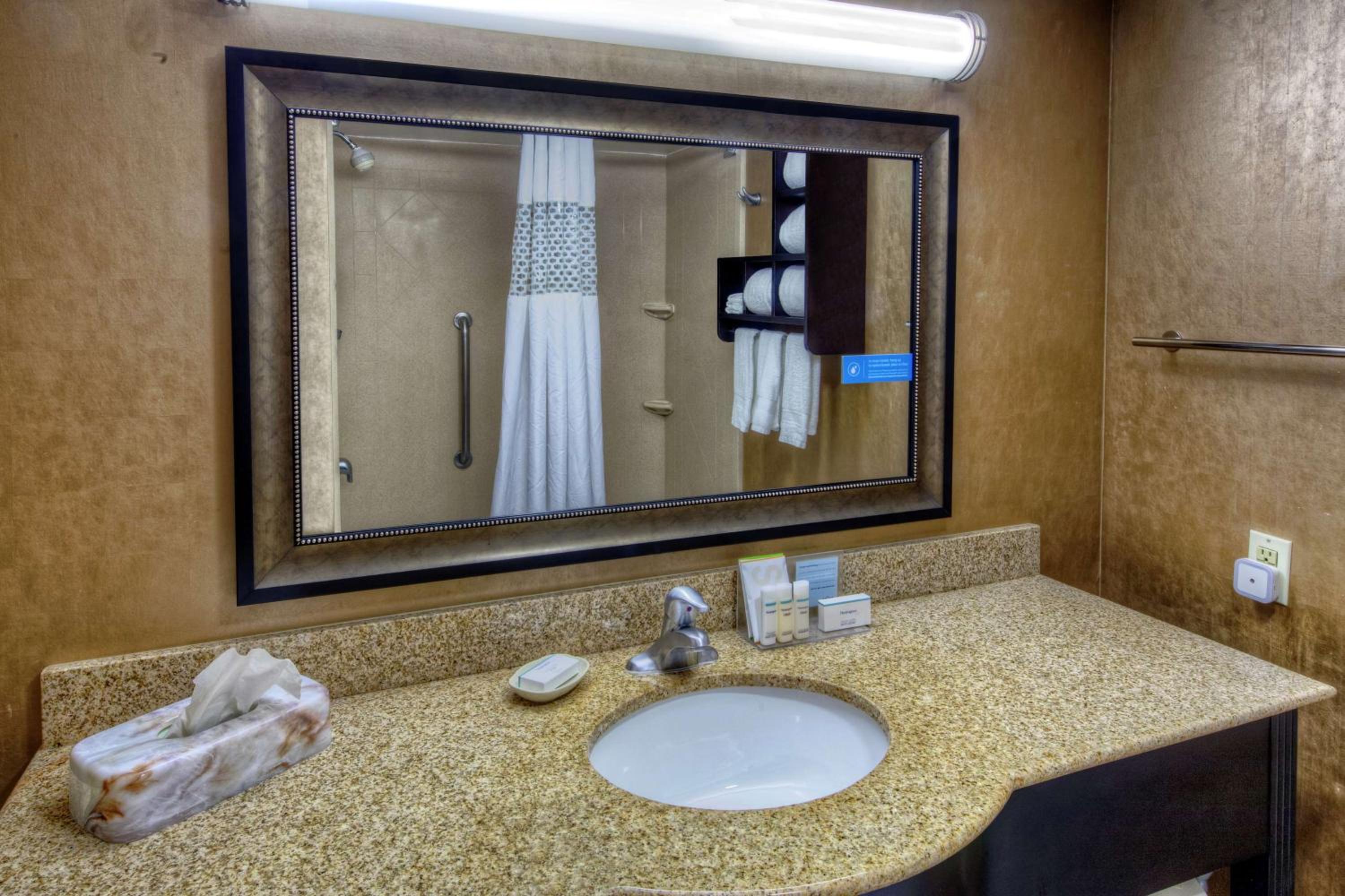 King Room with King Bed - Non-Smoking - Photo 4