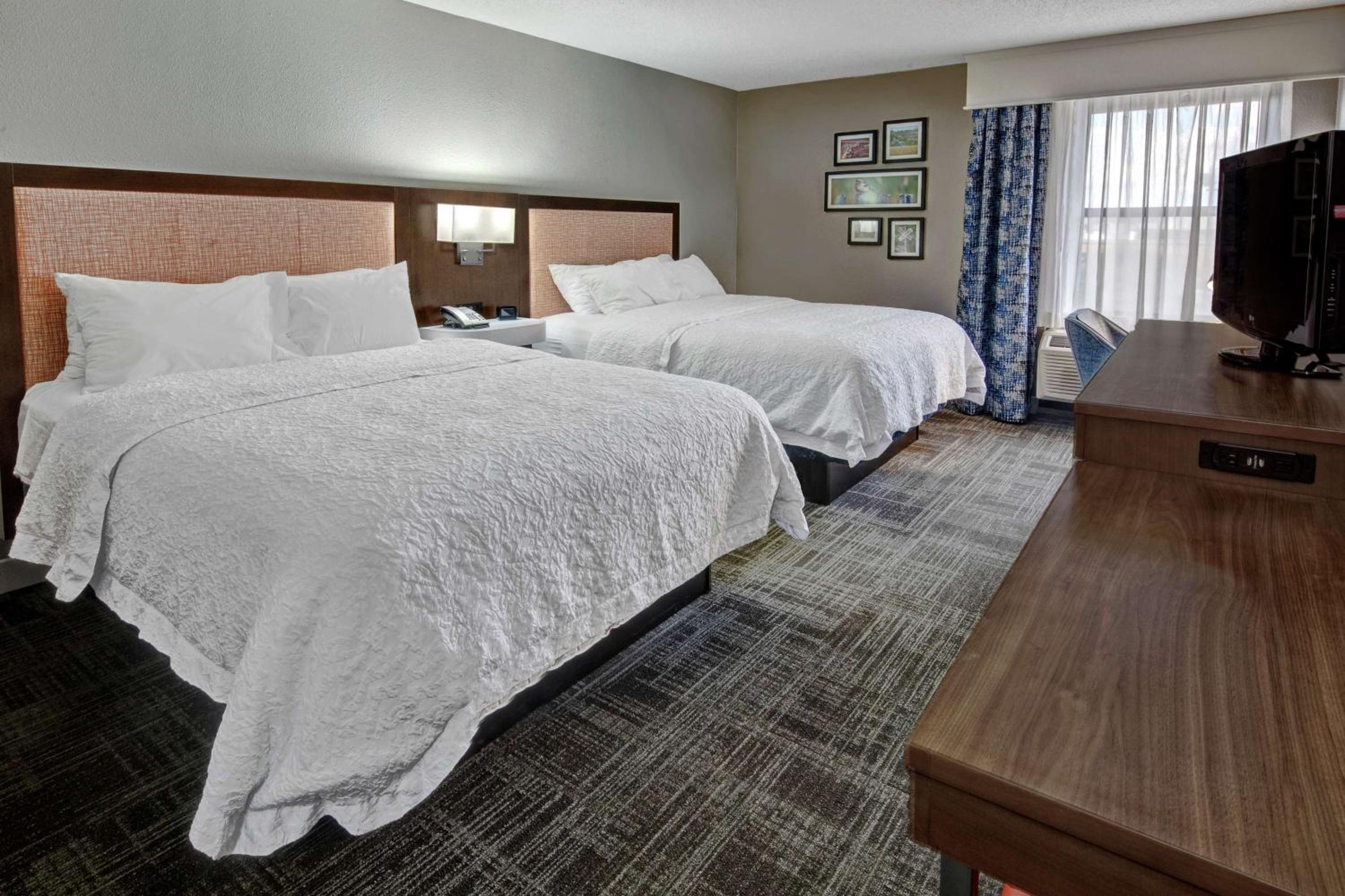 Queen Room with Two Queen Beds - Non-Smoking - Photo 3