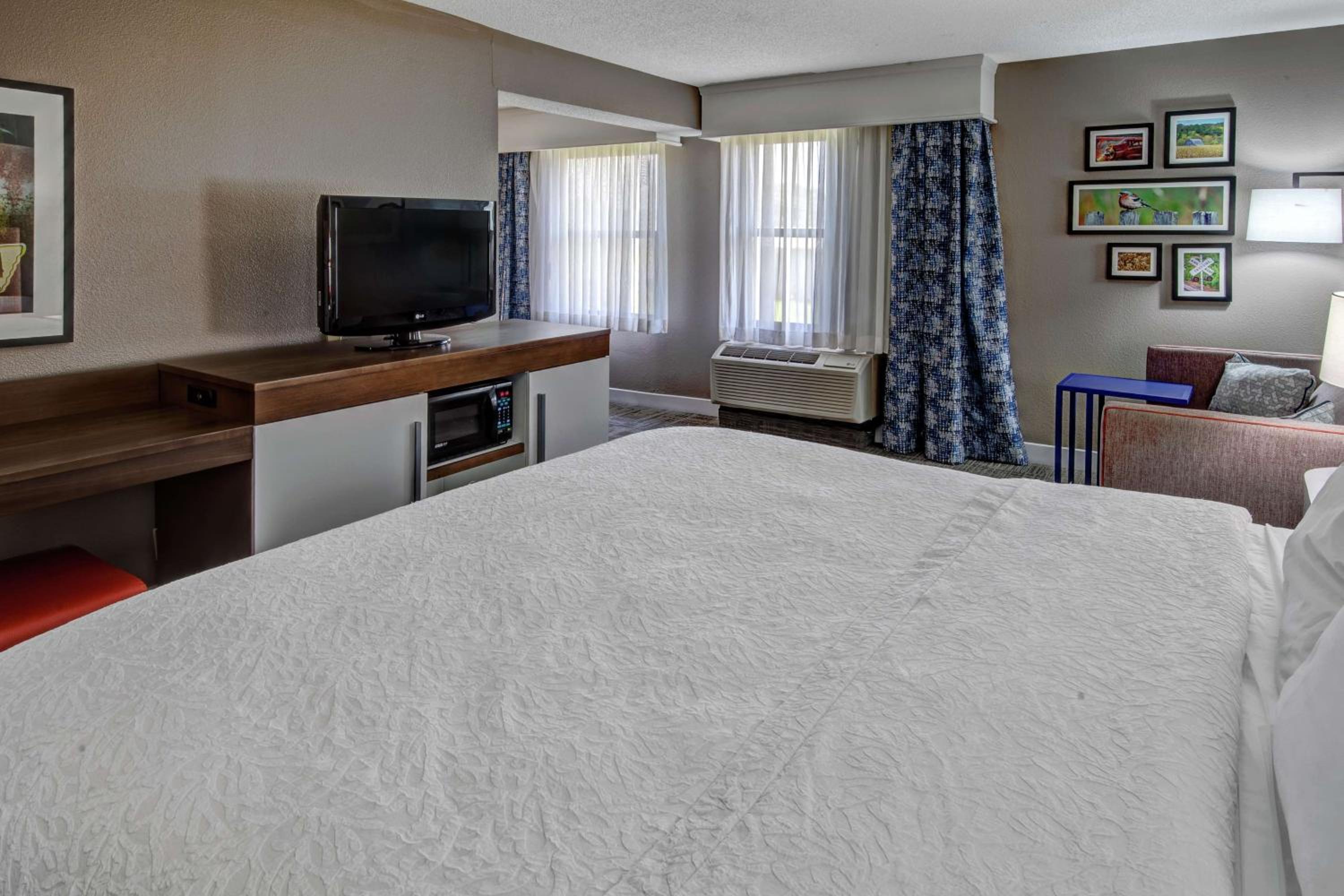 King Suite - Non-Smoking - Photo 2