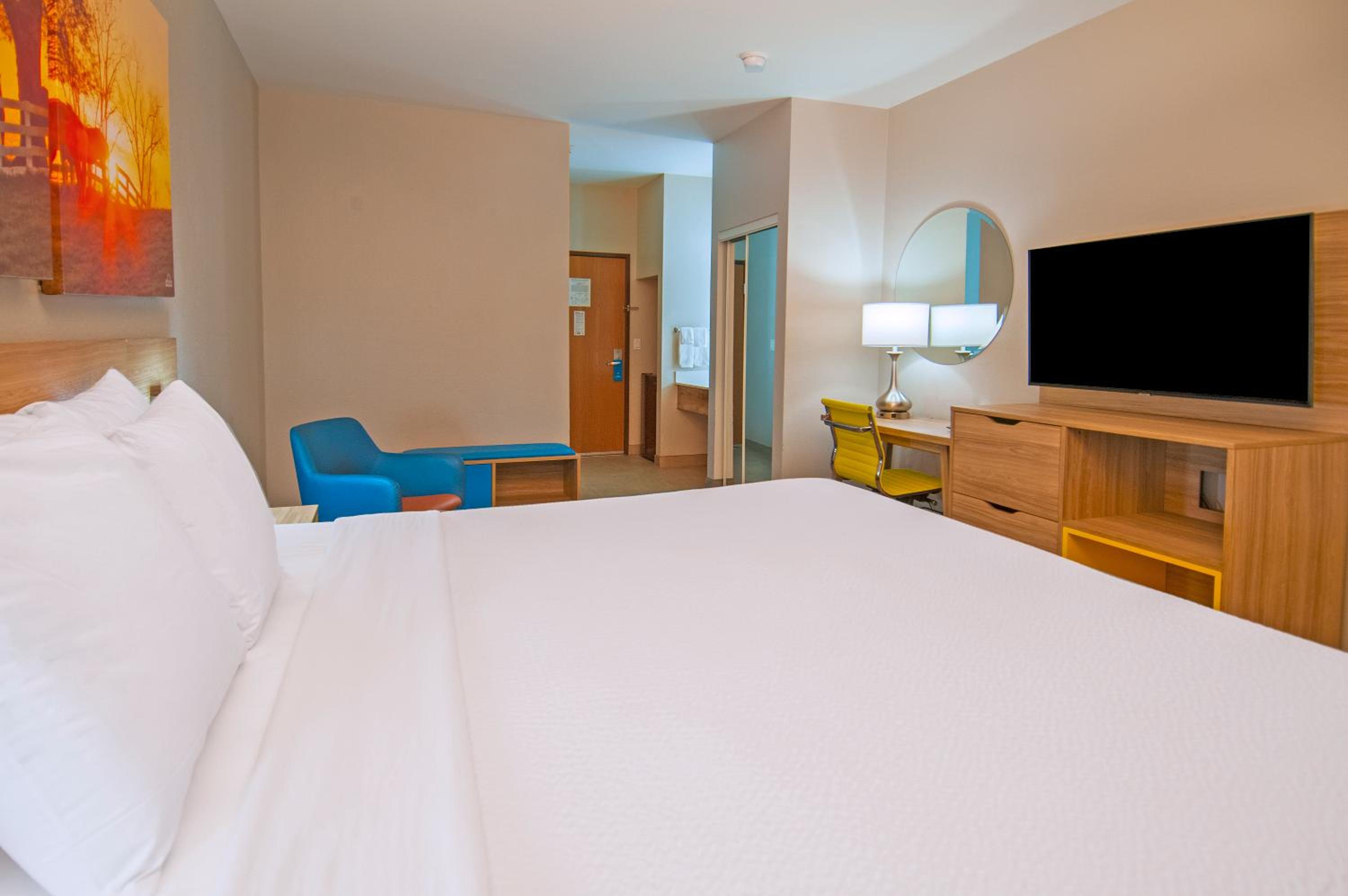 King Room - Non-Smoking - Photo 3
